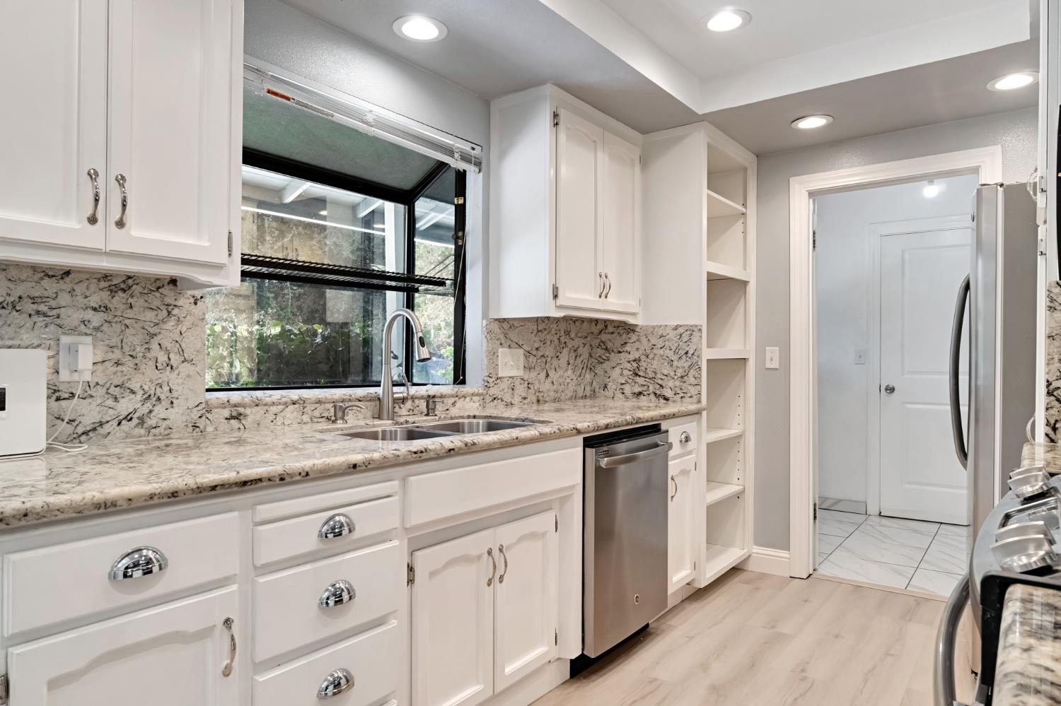 93 Trout Lake Dr, Sanger, CA 93657