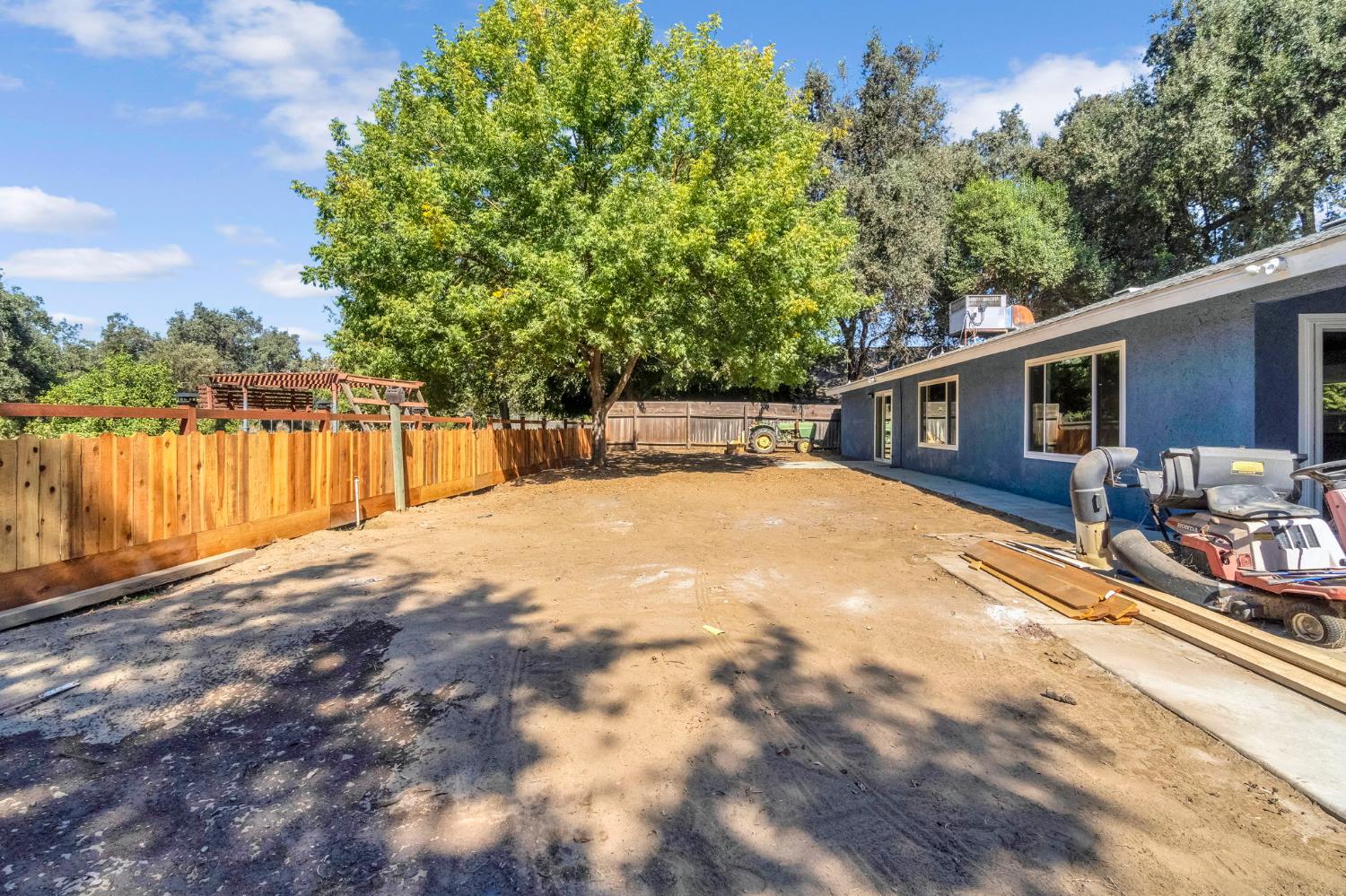 93 Trout Lake Dr, Sanger, CA 93657