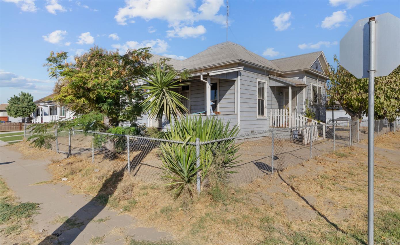 130 E 4th St, Hanford, CA 93230