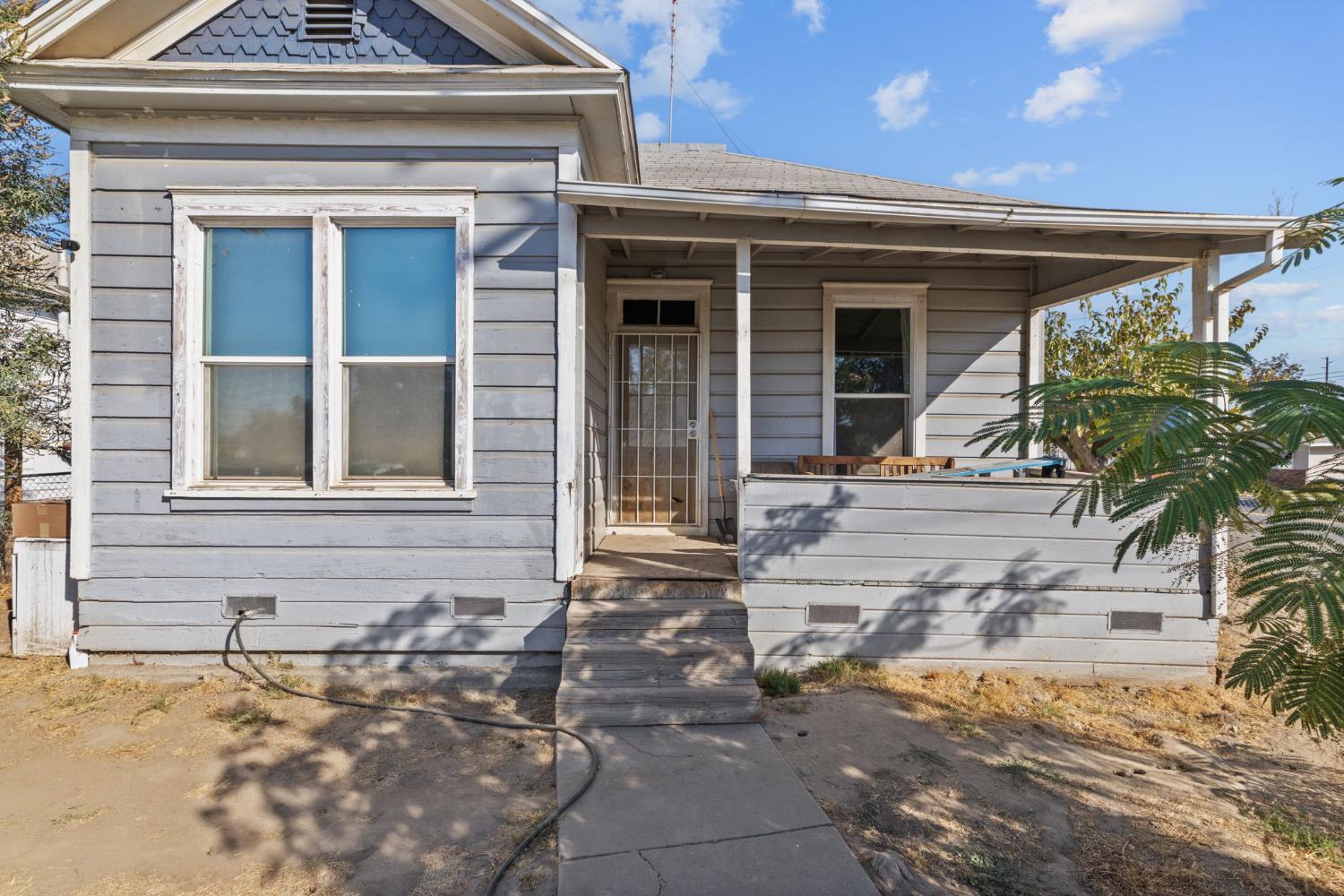 130 E 4th St, Hanford, CA 93230