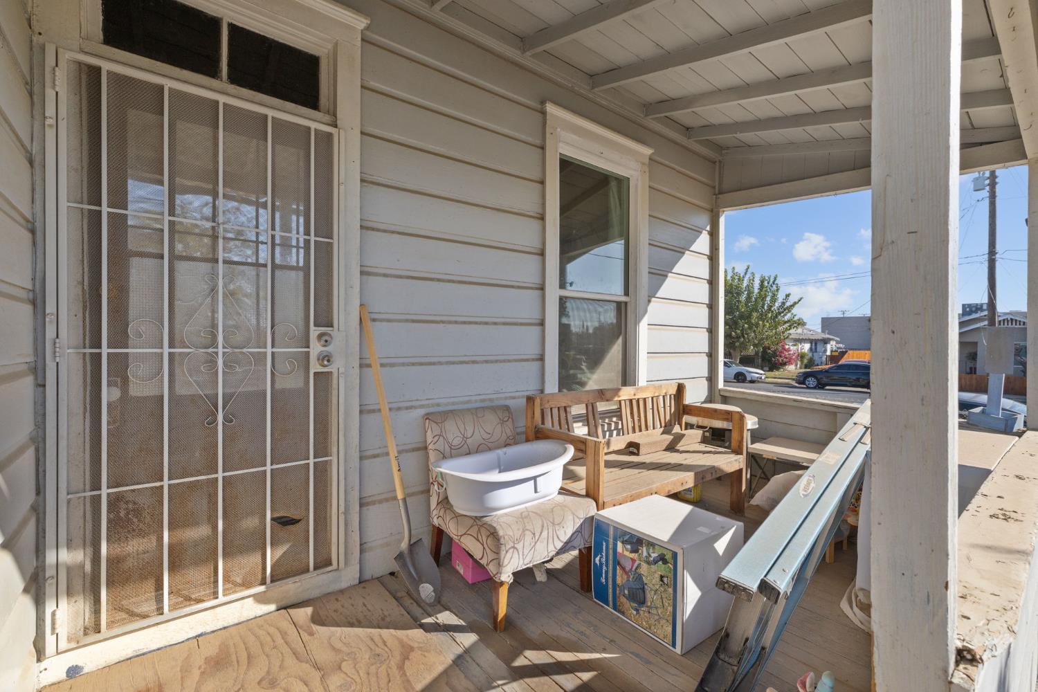 130 E 4th St, Hanford, CA 93230