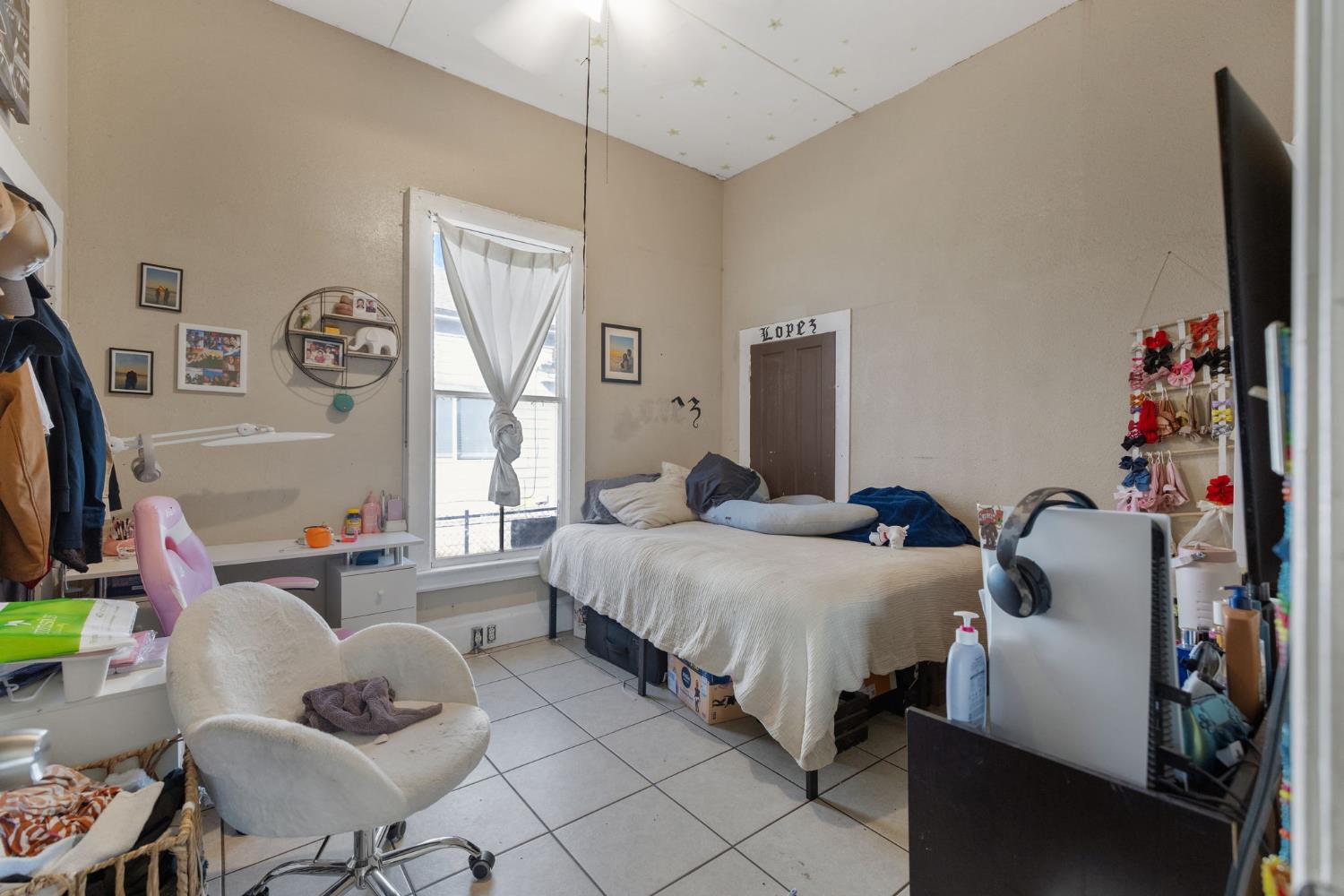 130 E 4th St, Hanford, CA 93230