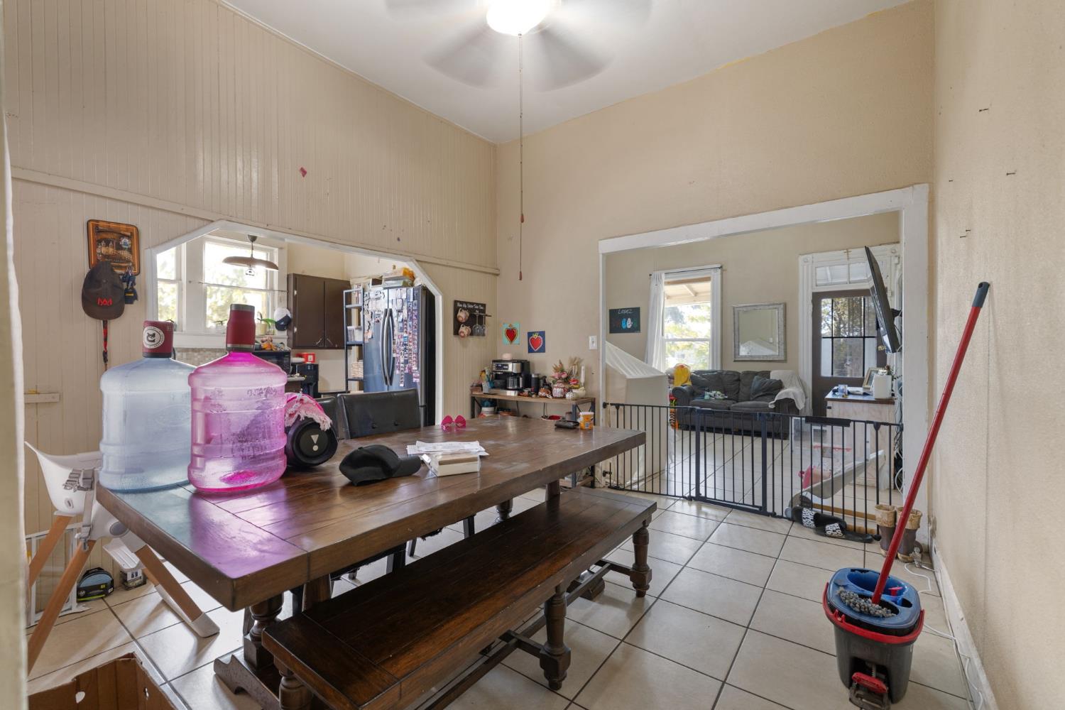 130 E 4th St, Hanford, CA 93230
