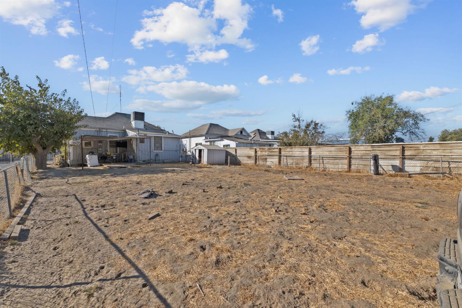 130 E 4th St, Hanford, CA 93230