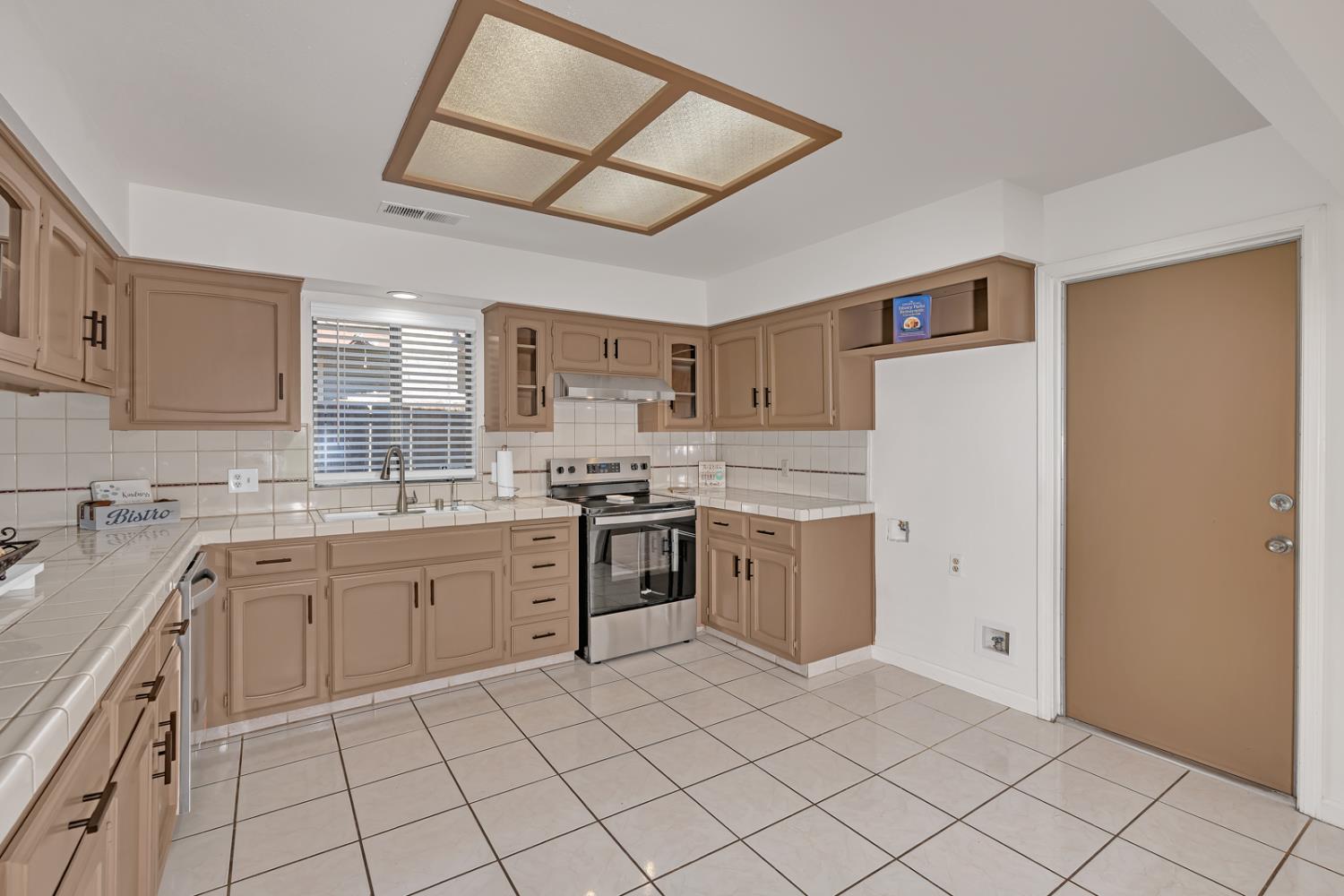 1220 Diamond Way, Madera, CA 93637