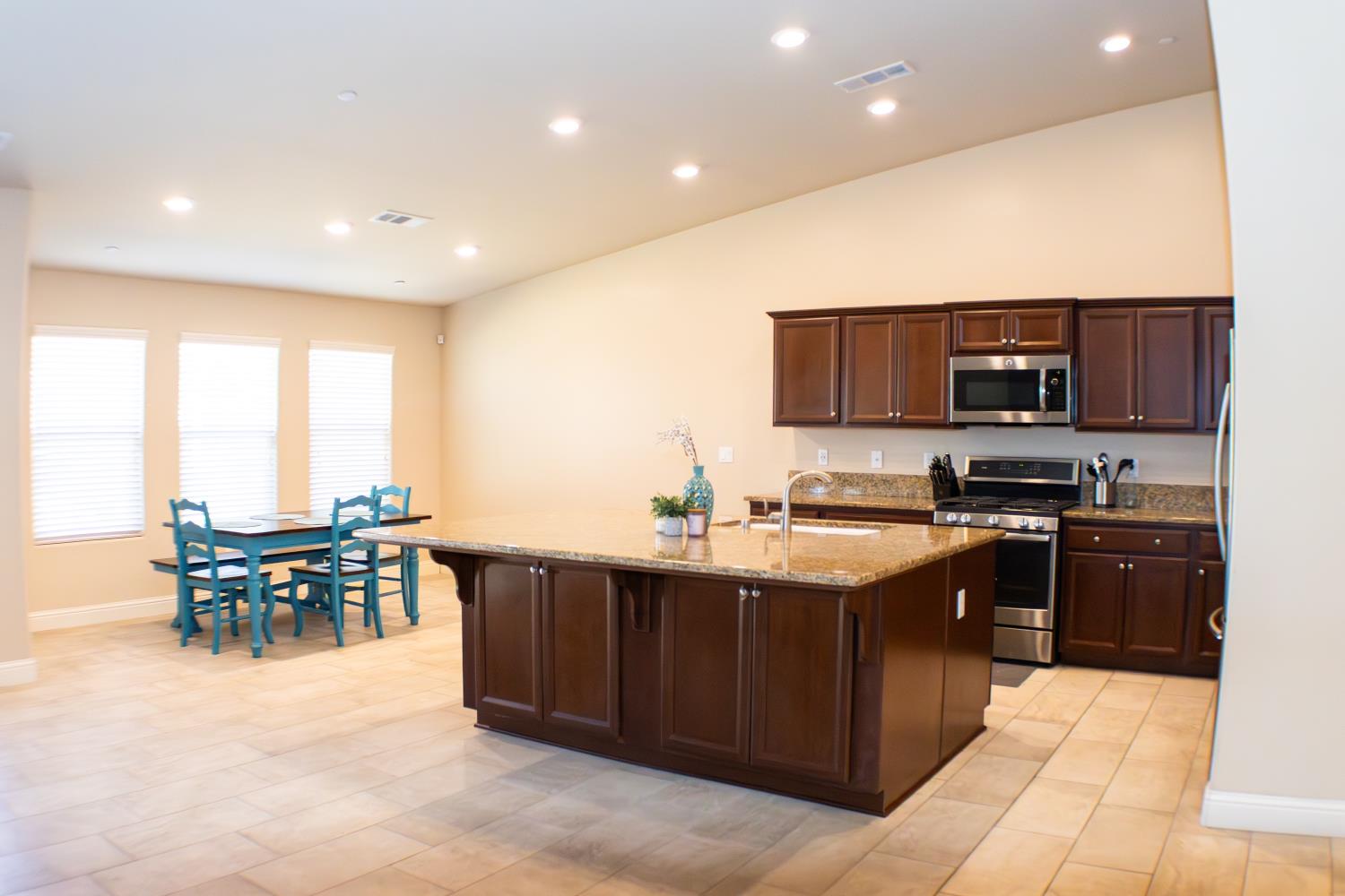 400 Pinewood Ave, Sanger, CA 93657
