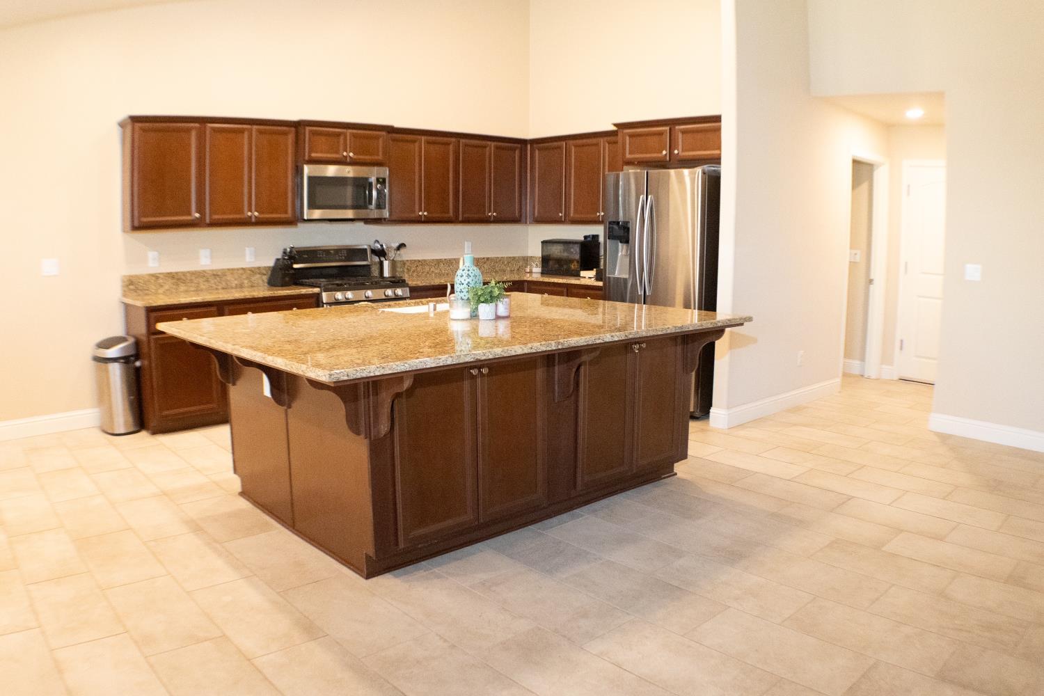 400 Pinewood Ave, Sanger, CA 93657