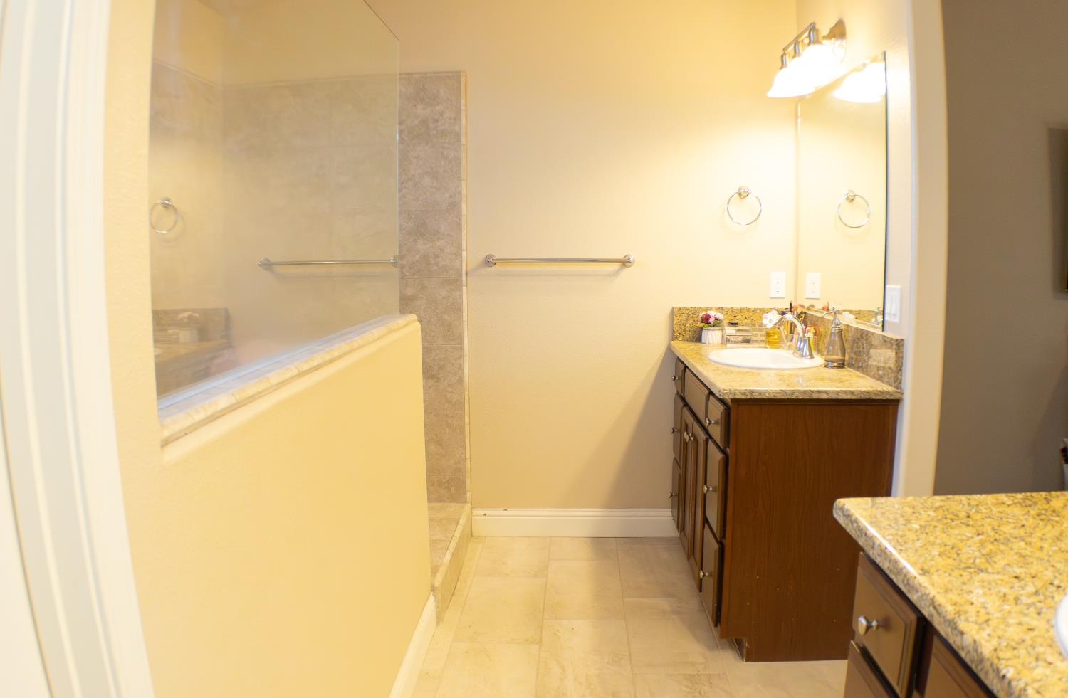 400 Pinewood Ave, Sanger, CA 93657