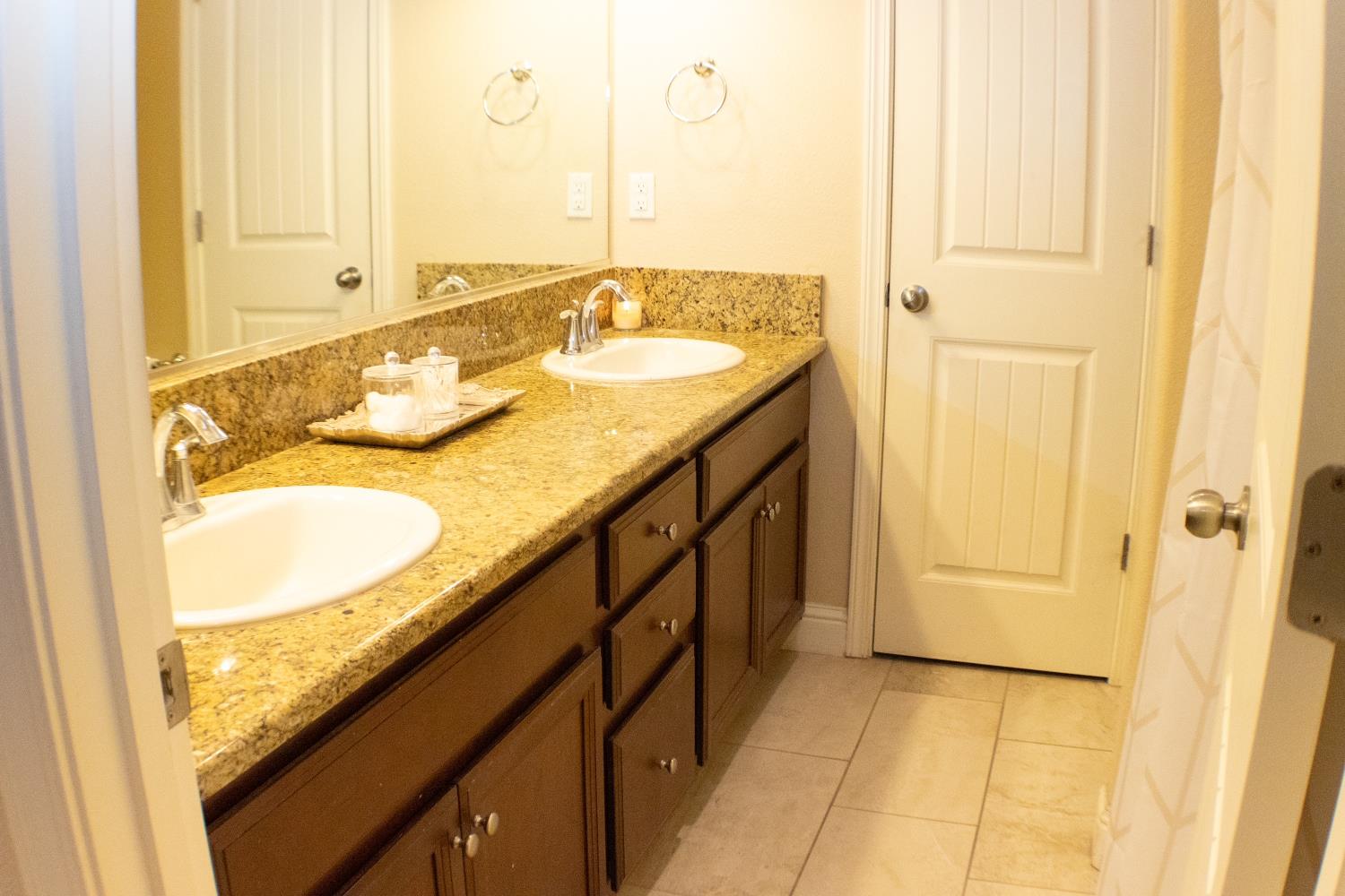 400 Pinewood Ave, Sanger, CA 93657