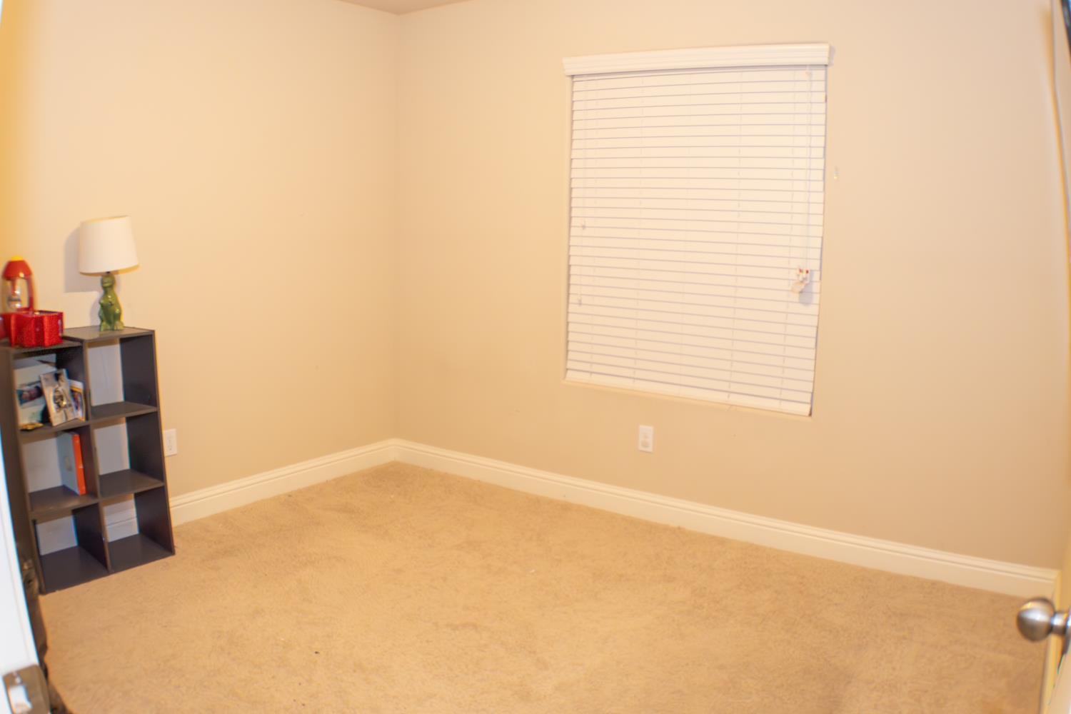 400 Pinewood Ave, Sanger, CA 93657