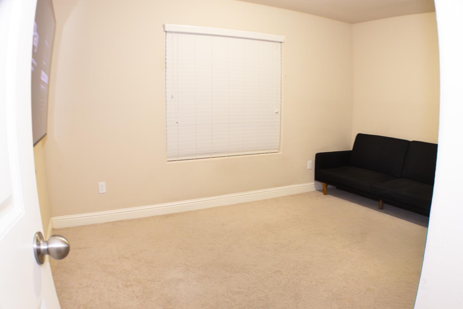 400 Pinewood Ave, Sanger, CA 93657