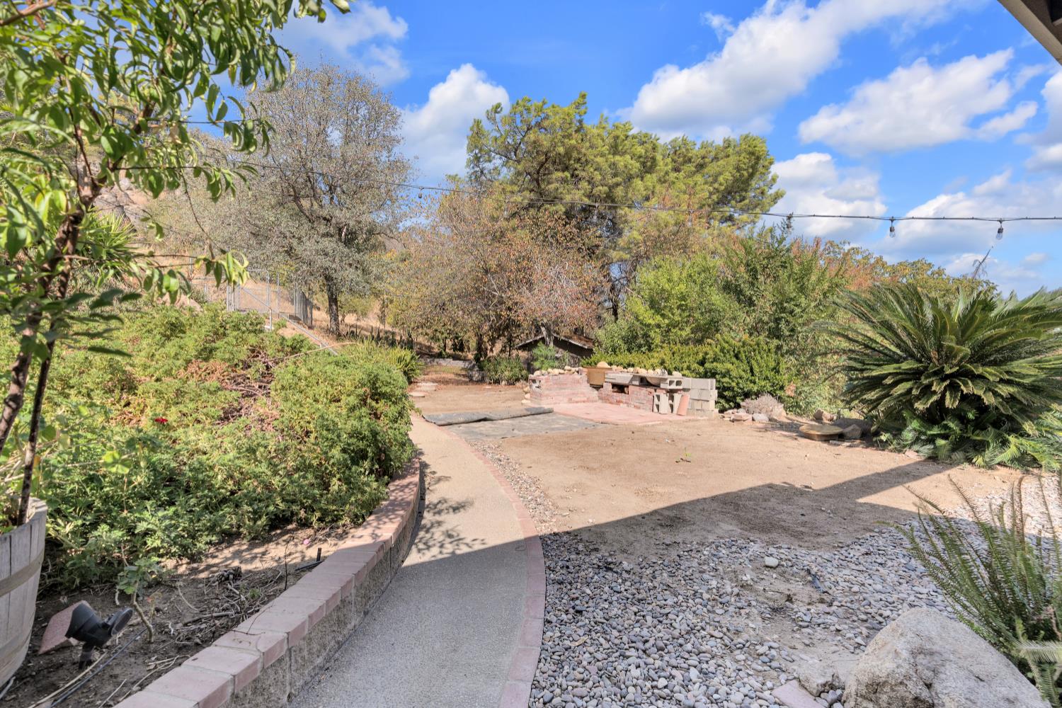 37129 Pebble Ln, Yokuts Valley, CA 93675