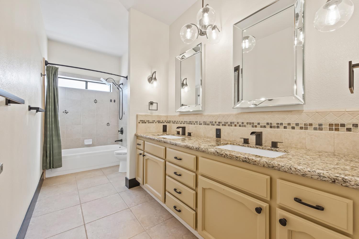 1968 Sample Ave, Clovis, CA 93611