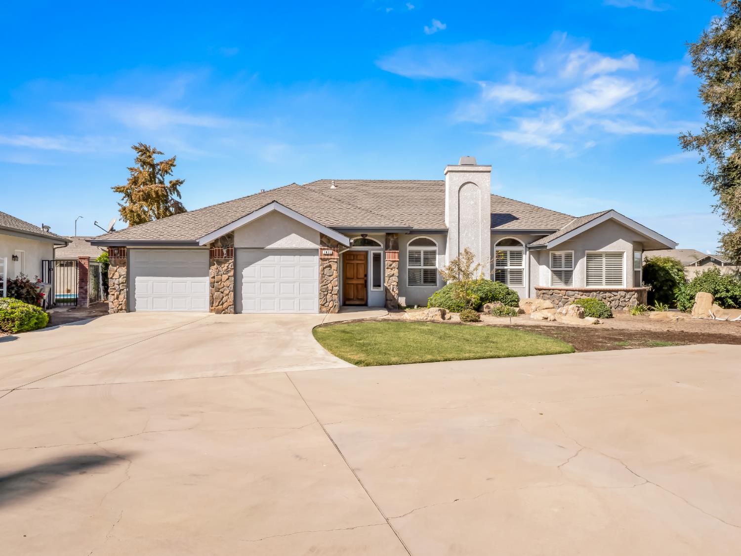 2055 N Cambridge Cir, Reedley, CA 93654
