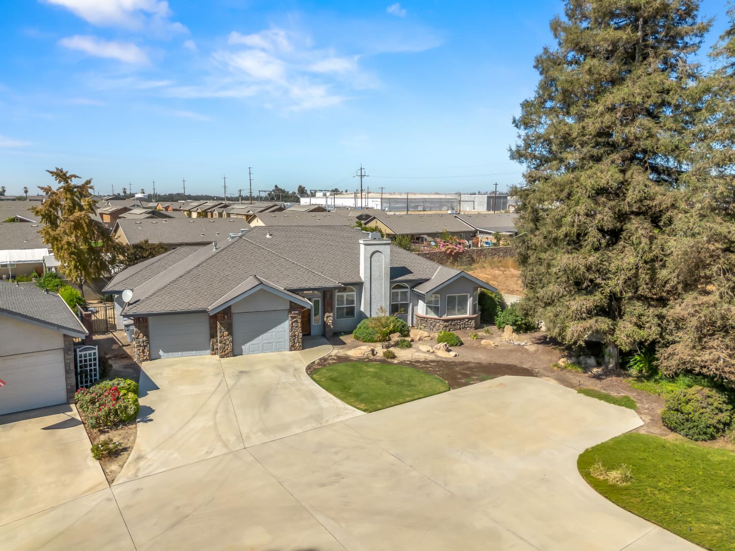 2055 N Cambridge Cir, Reedley, CA 93654