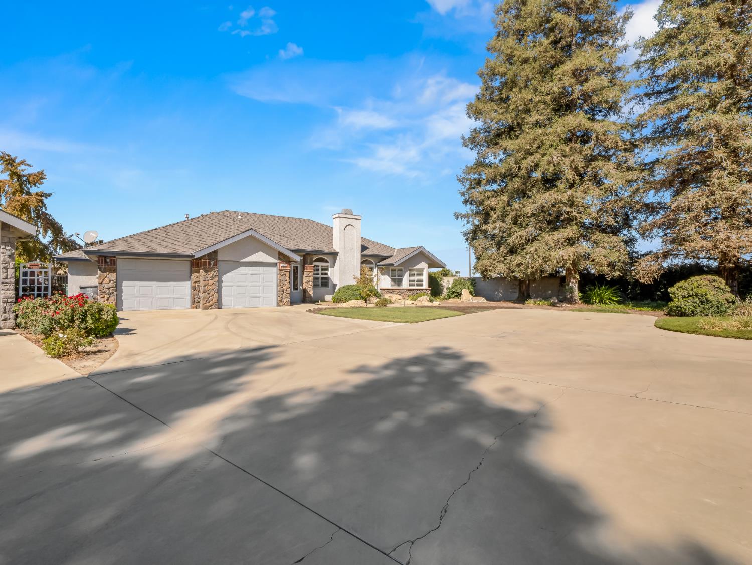 2055 N Cambridge Cir, Reedley, CA 93654