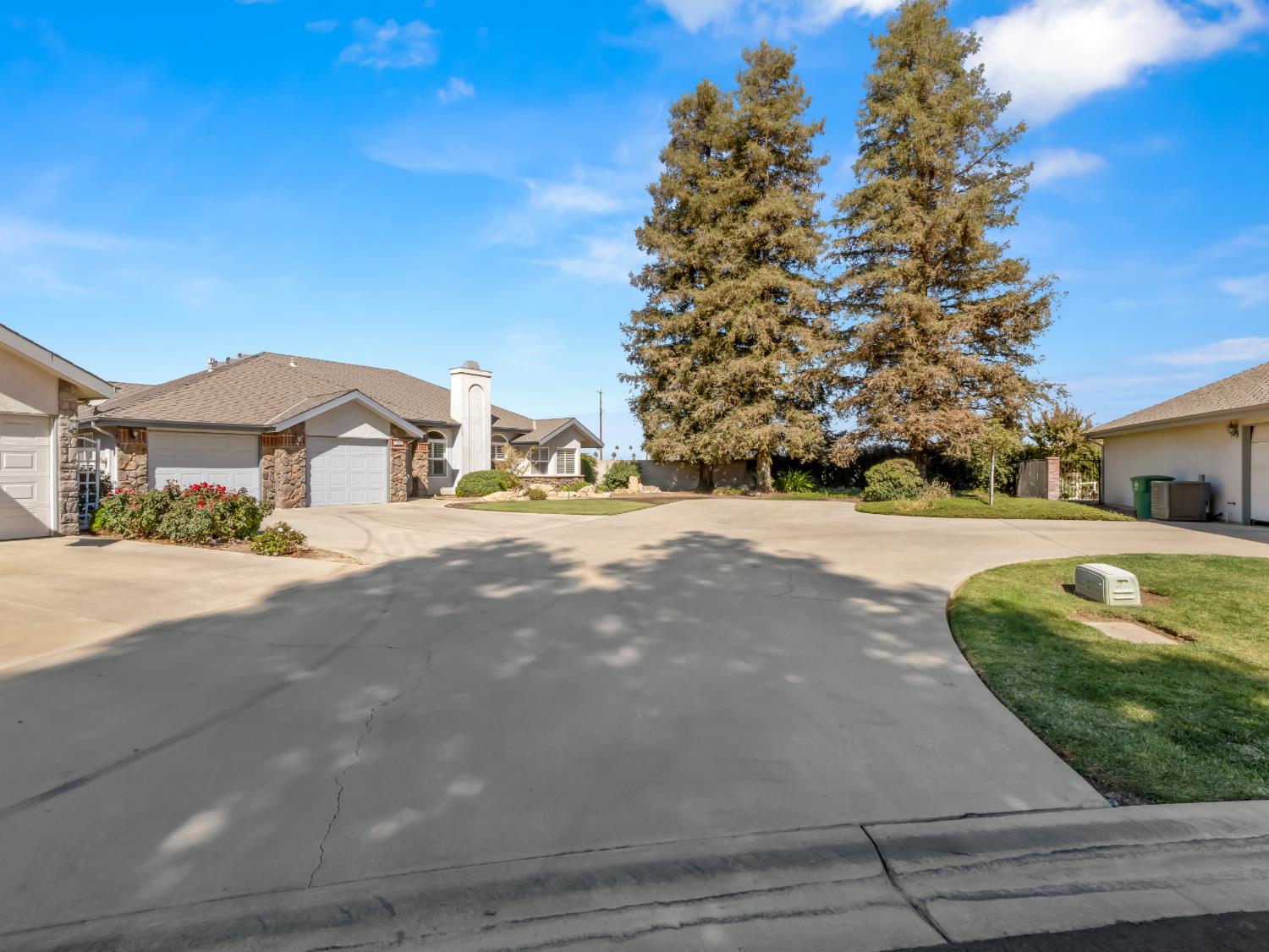 2055 N Cambridge Cir, Reedley, CA 93654