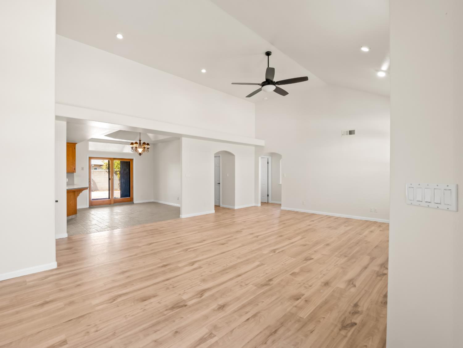 2055 N Cambridge Cir, Reedley, CA 93654