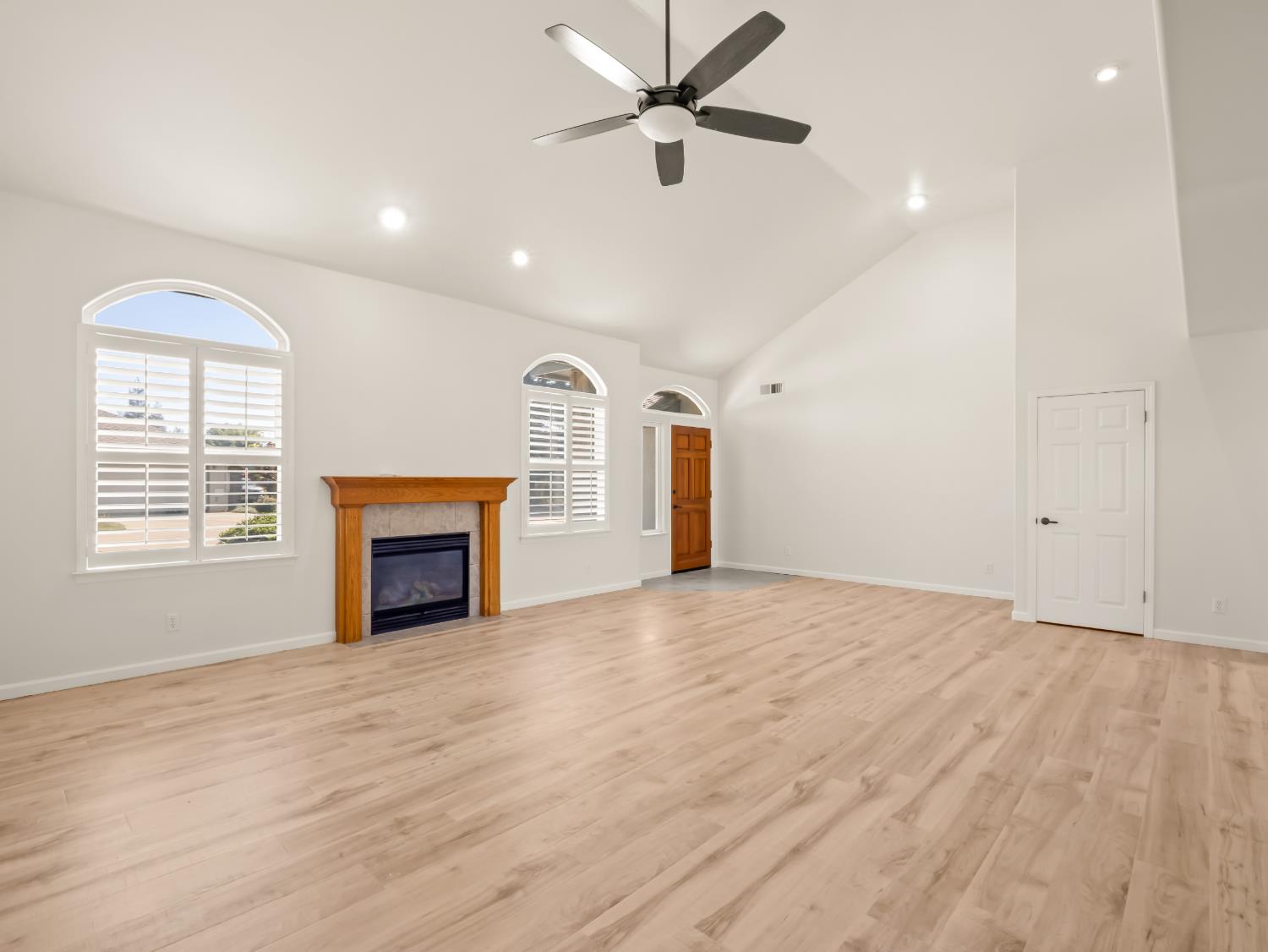 2055 N Cambridge Cir, Reedley, CA 93654