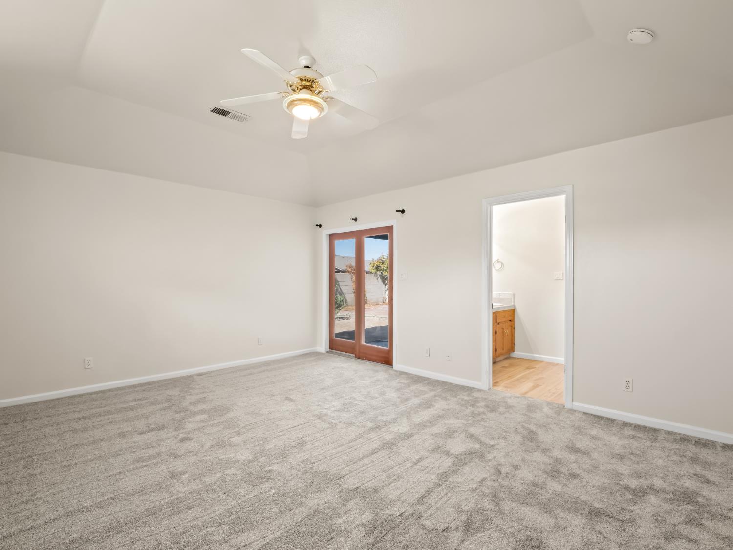 2055 N Cambridge Cir, Reedley, CA 93654