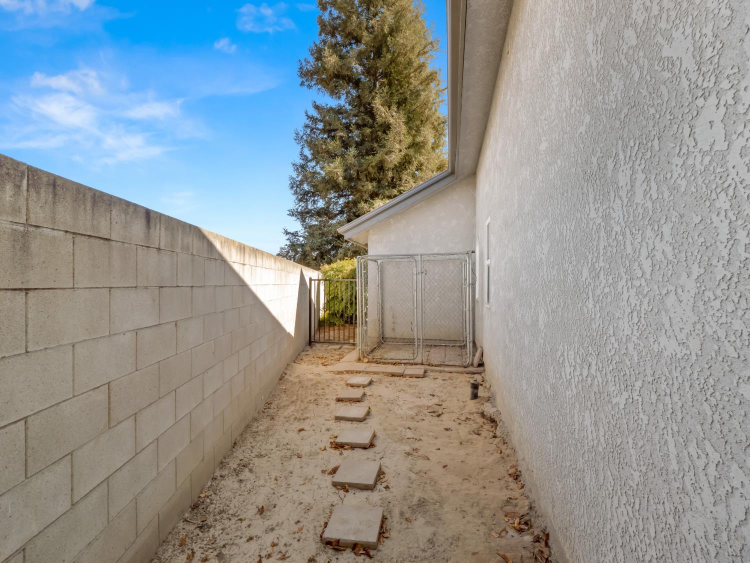 2055 N Cambridge Cir, Reedley, CA 93654
