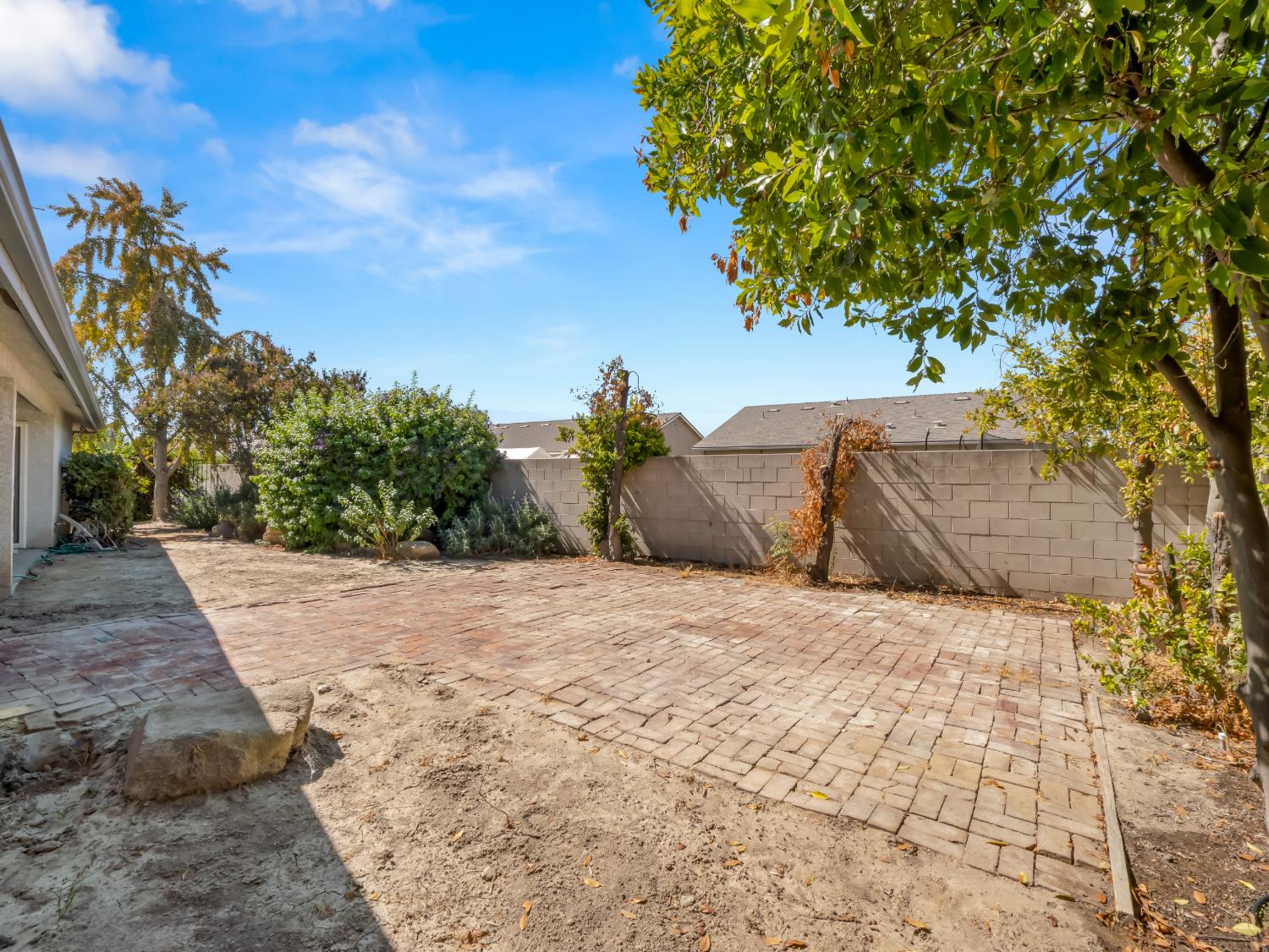 2055 N Cambridge Cir, Reedley, CA 93654