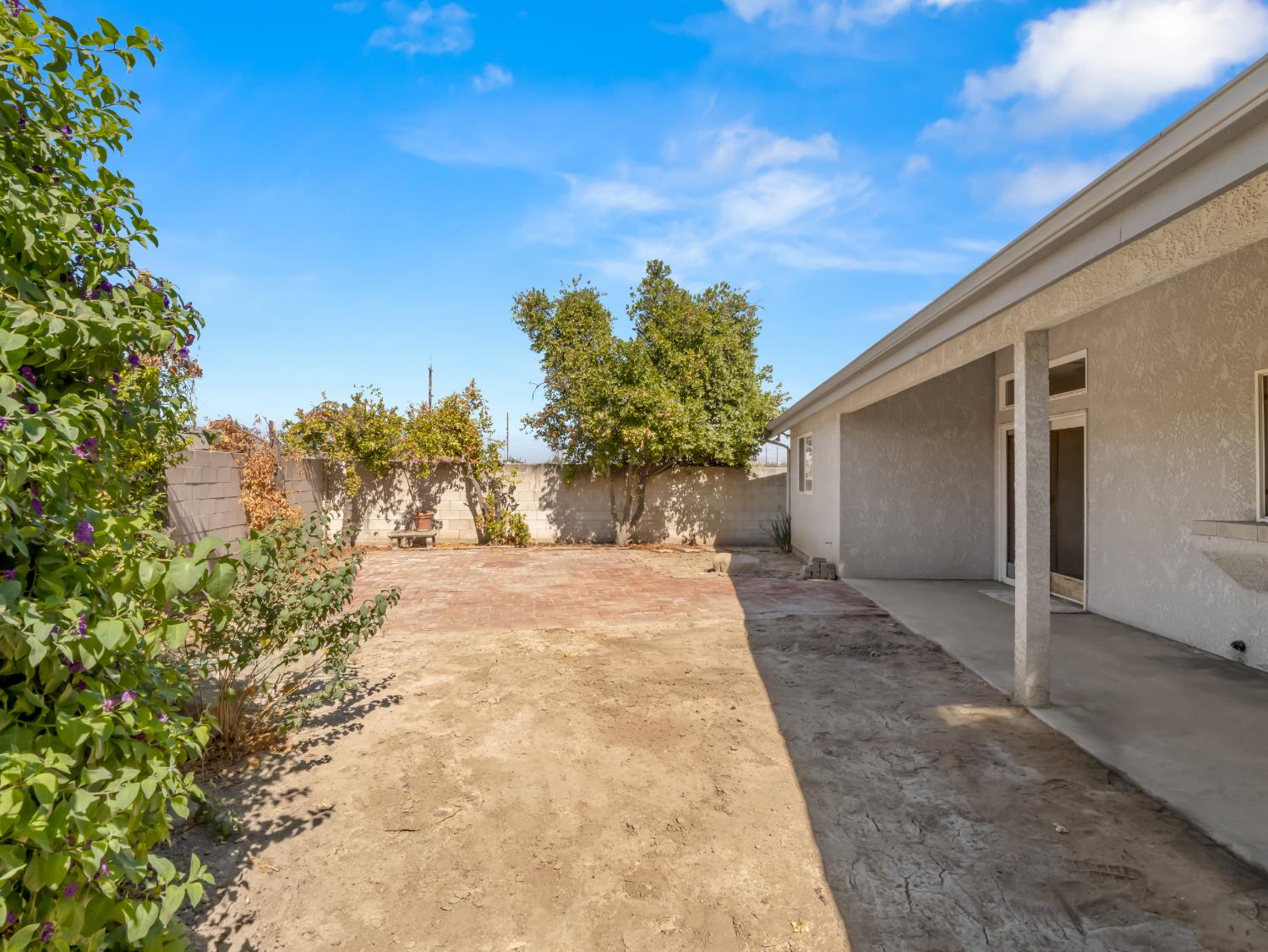 2055 N Cambridge Cir, Reedley, CA 93654