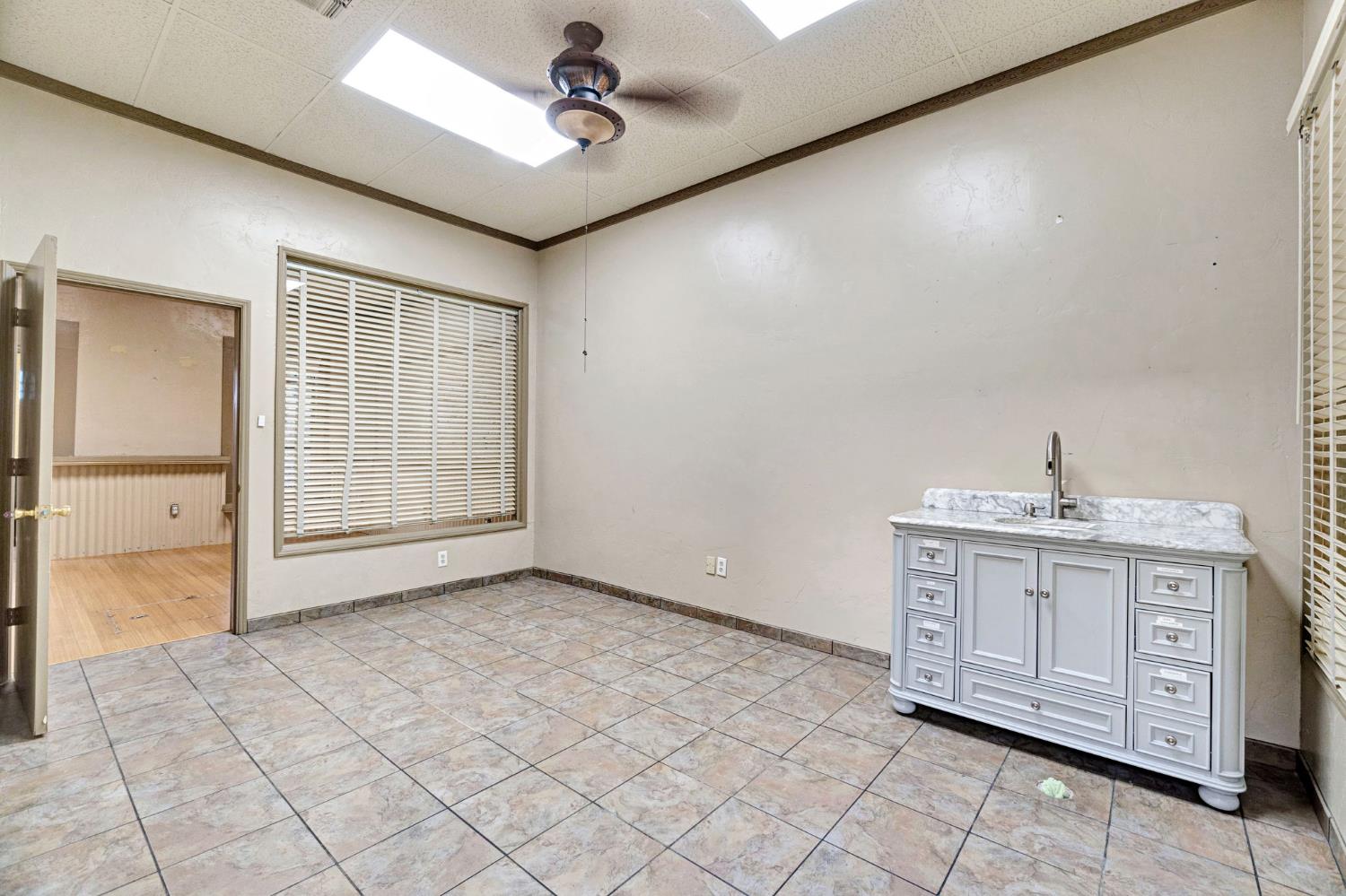 222 Heinlen St, Lemoore, CA 93245