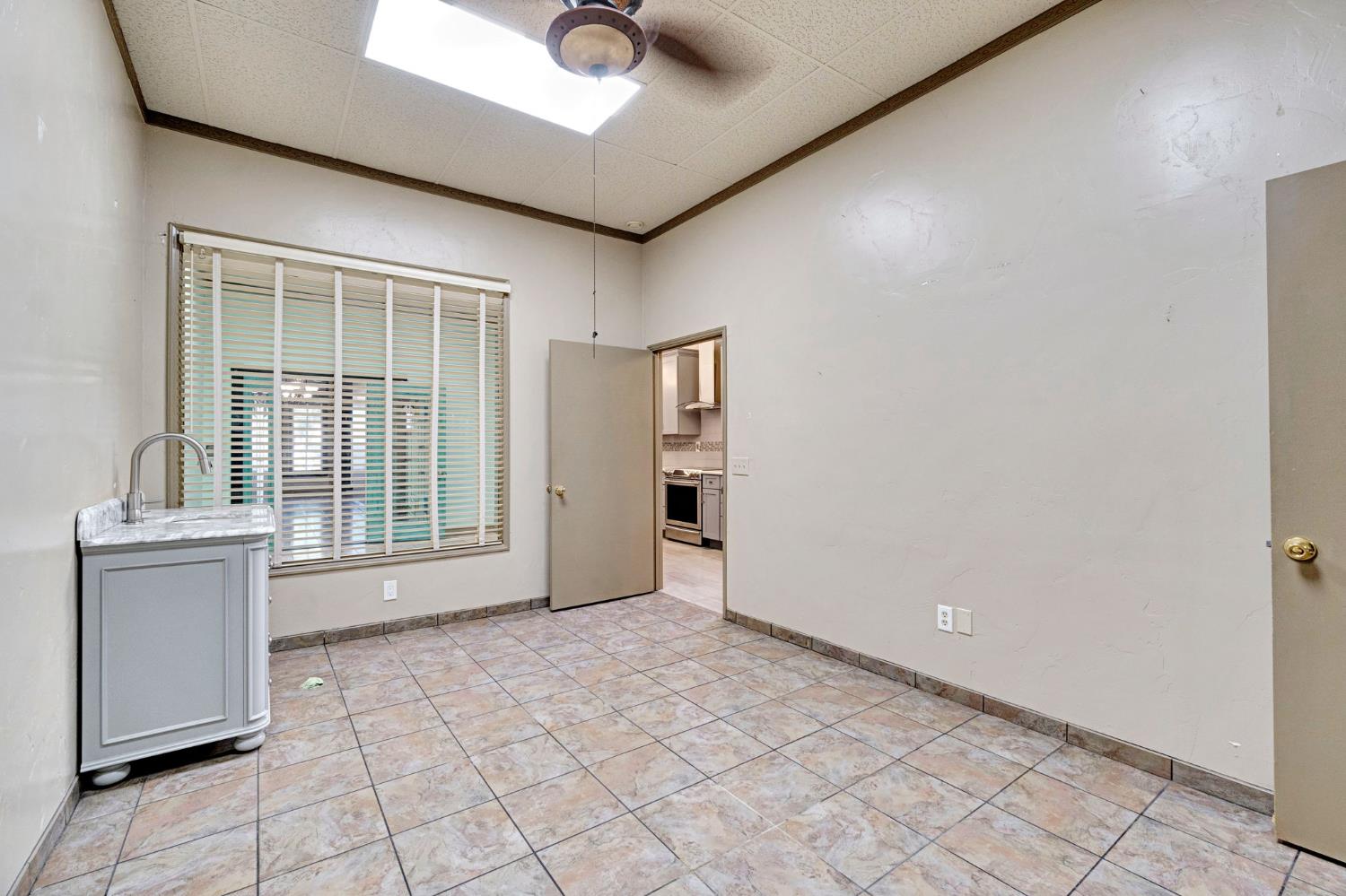 222 Heinlen St, Lemoore, CA 93245