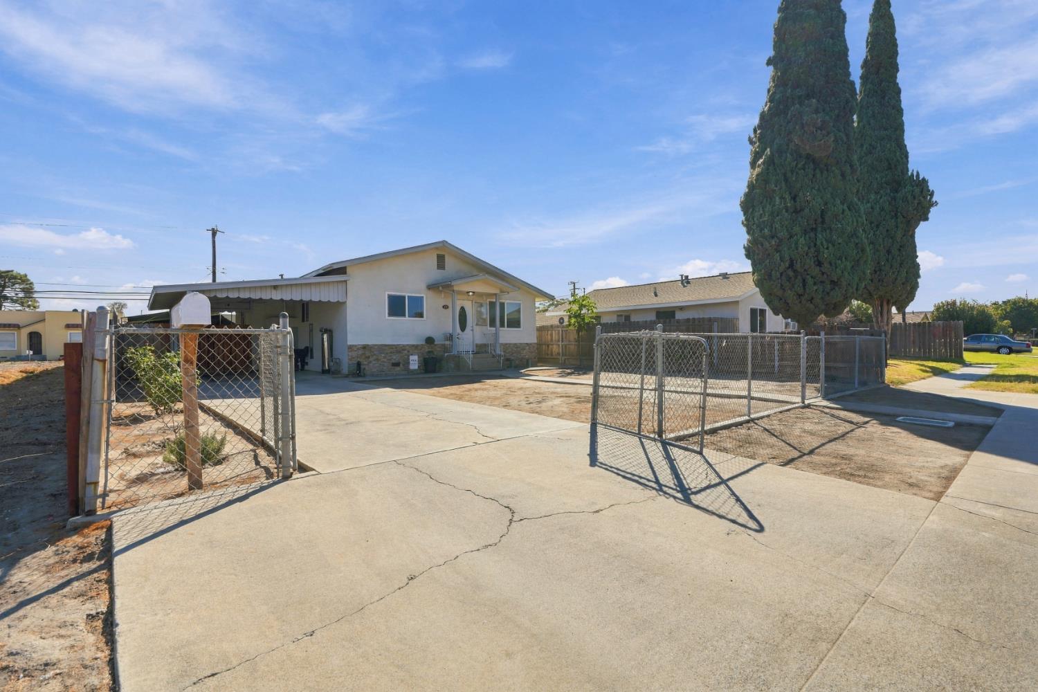 427 E 11Th St, Hanford, CA 93230