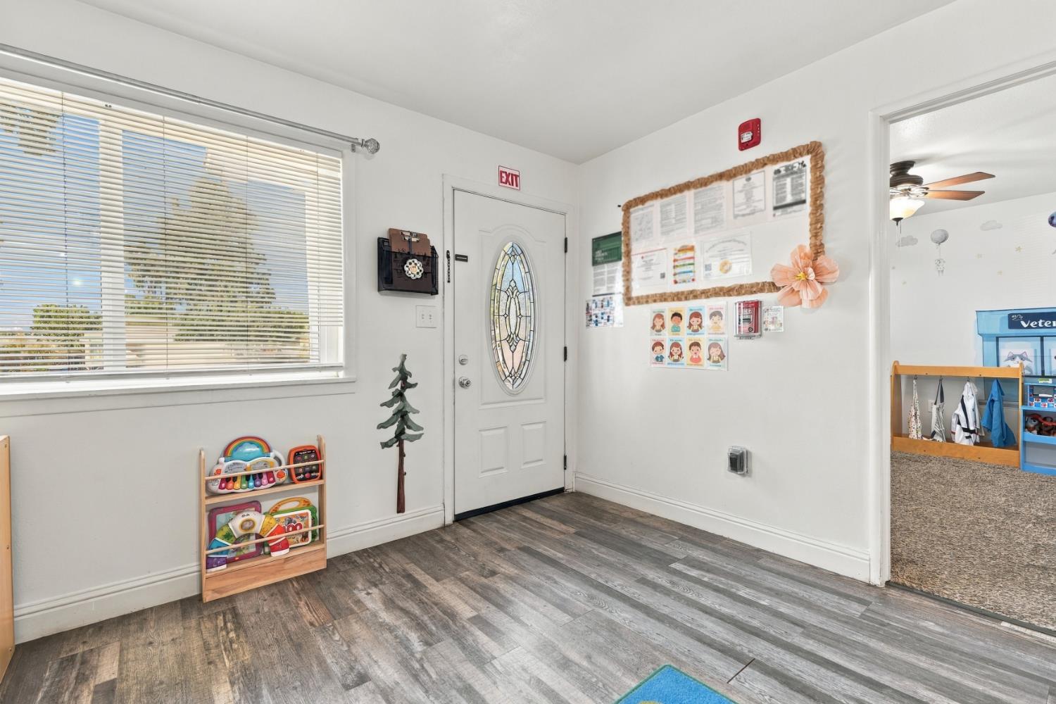 427 E 11Th St, Hanford, CA 93230