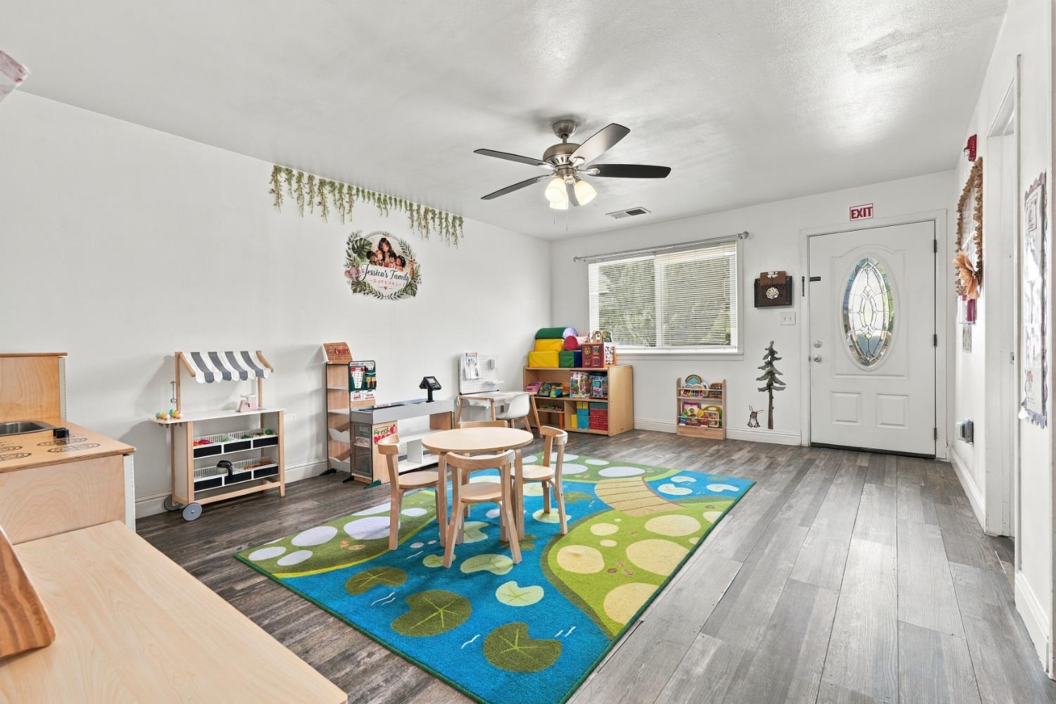 427 E 11Th St, Hanford, CA 93230