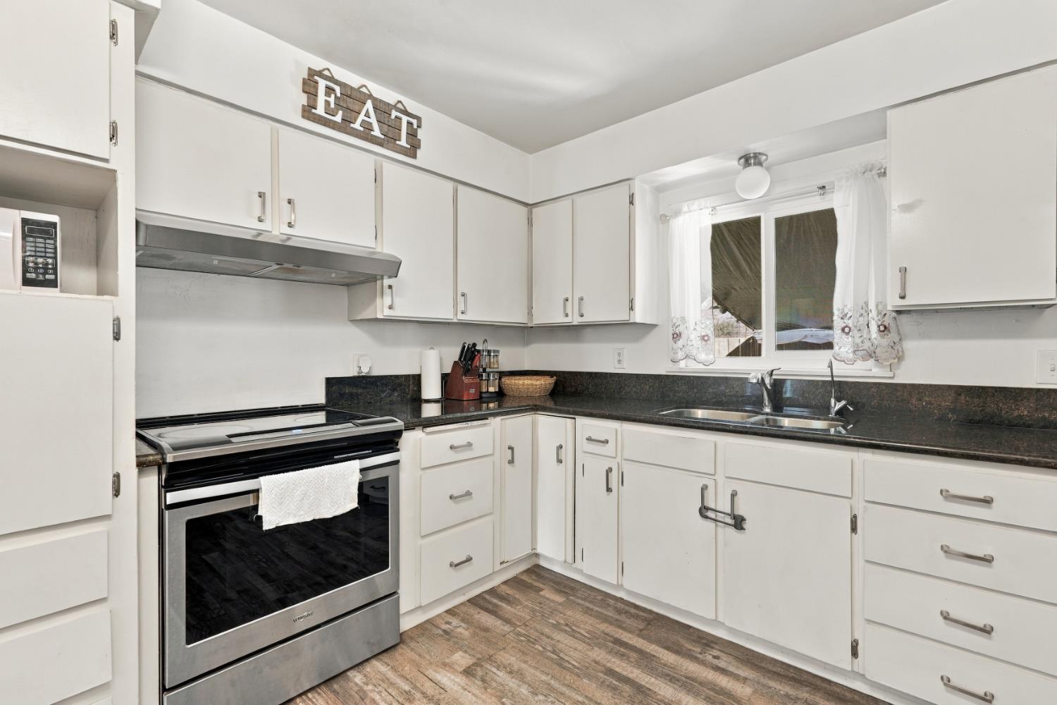 427 E 11Th St, Hanford, CA 93230