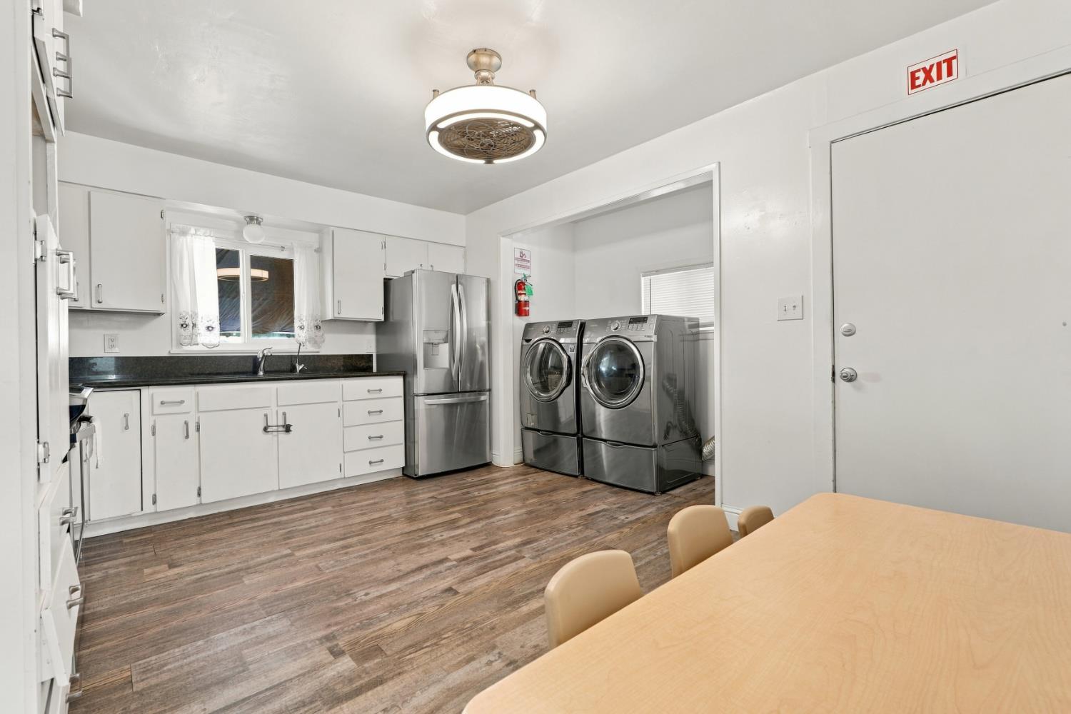 427 E 11Th St, Hanford, CA 93230