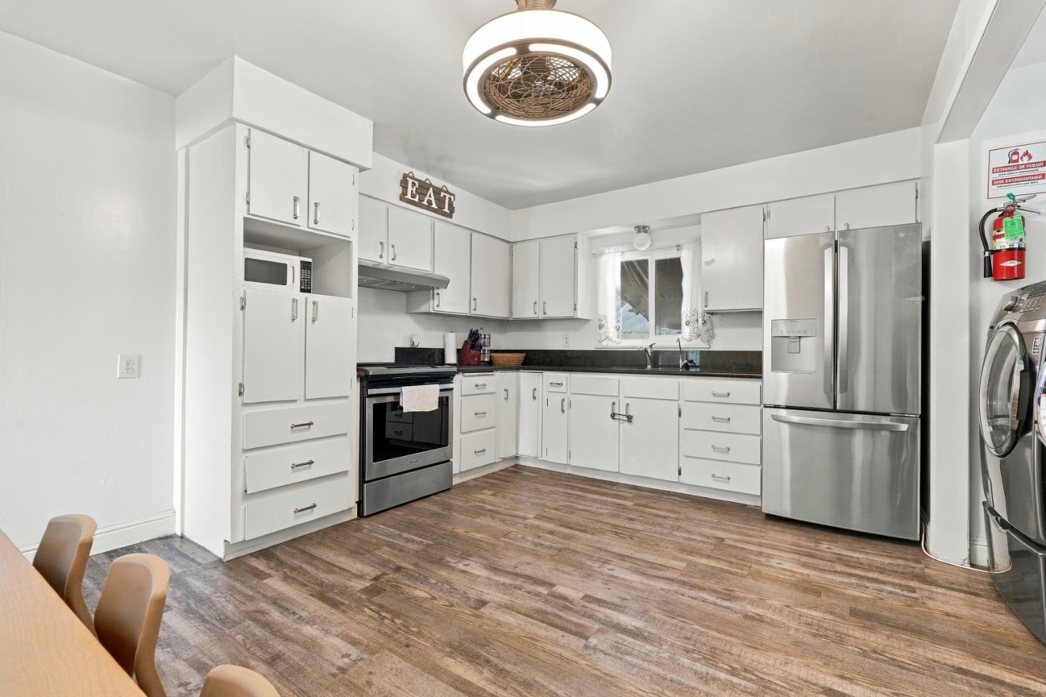 427 E 11Th St, Hanford, CA 93230