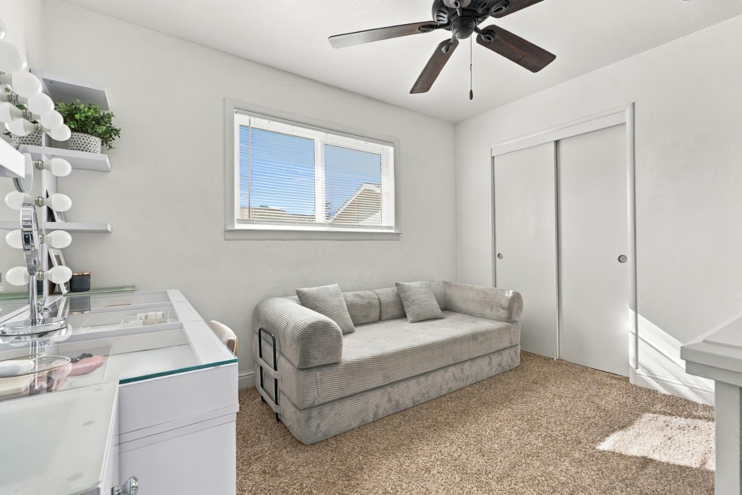 427 E 11Th St, Hanford, CA 93230