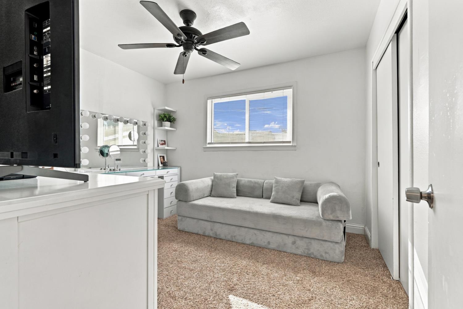 427 E 11Th St, Hanford, CA 93230