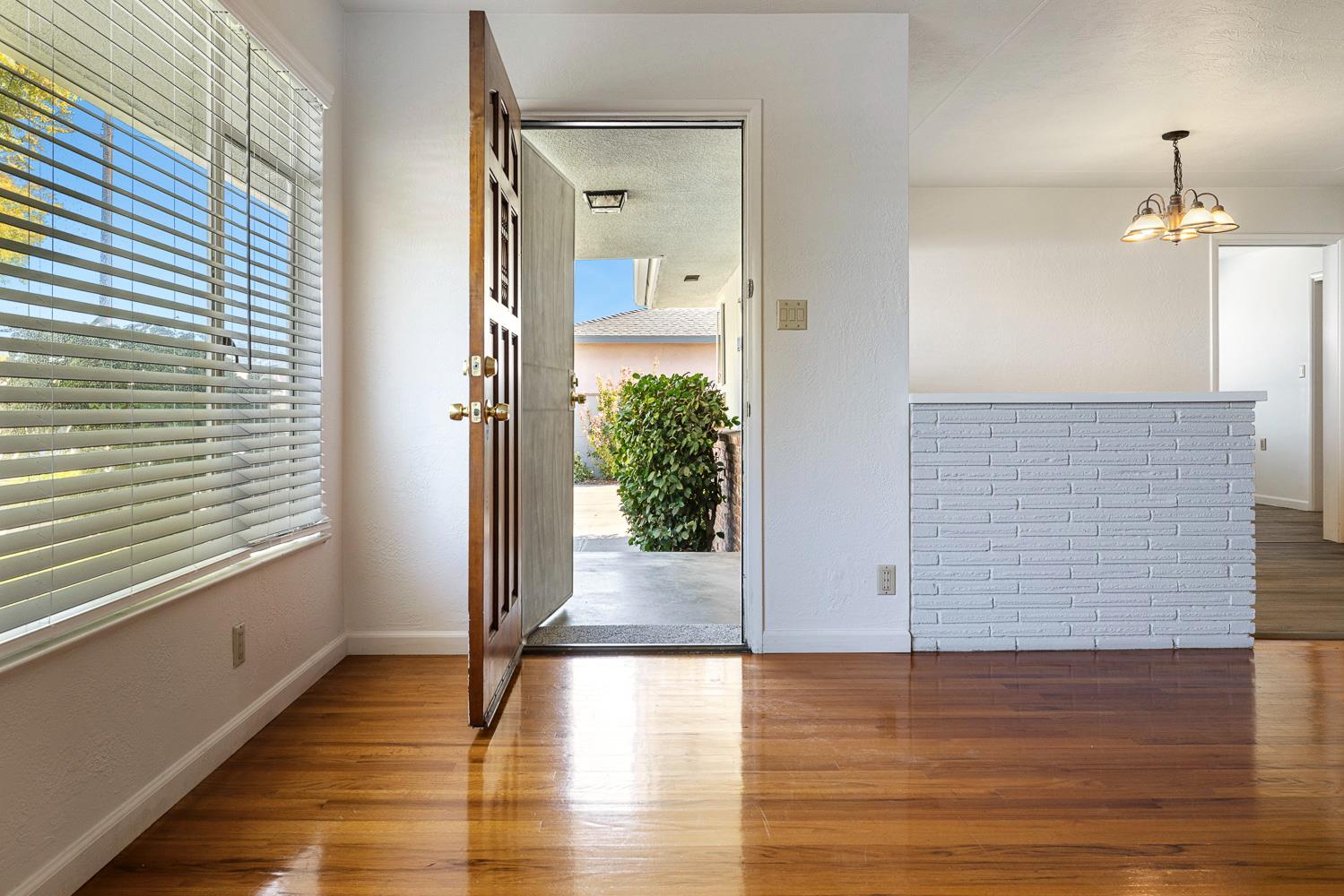 3476 E Redlands Ave, Fresno, CA 93726