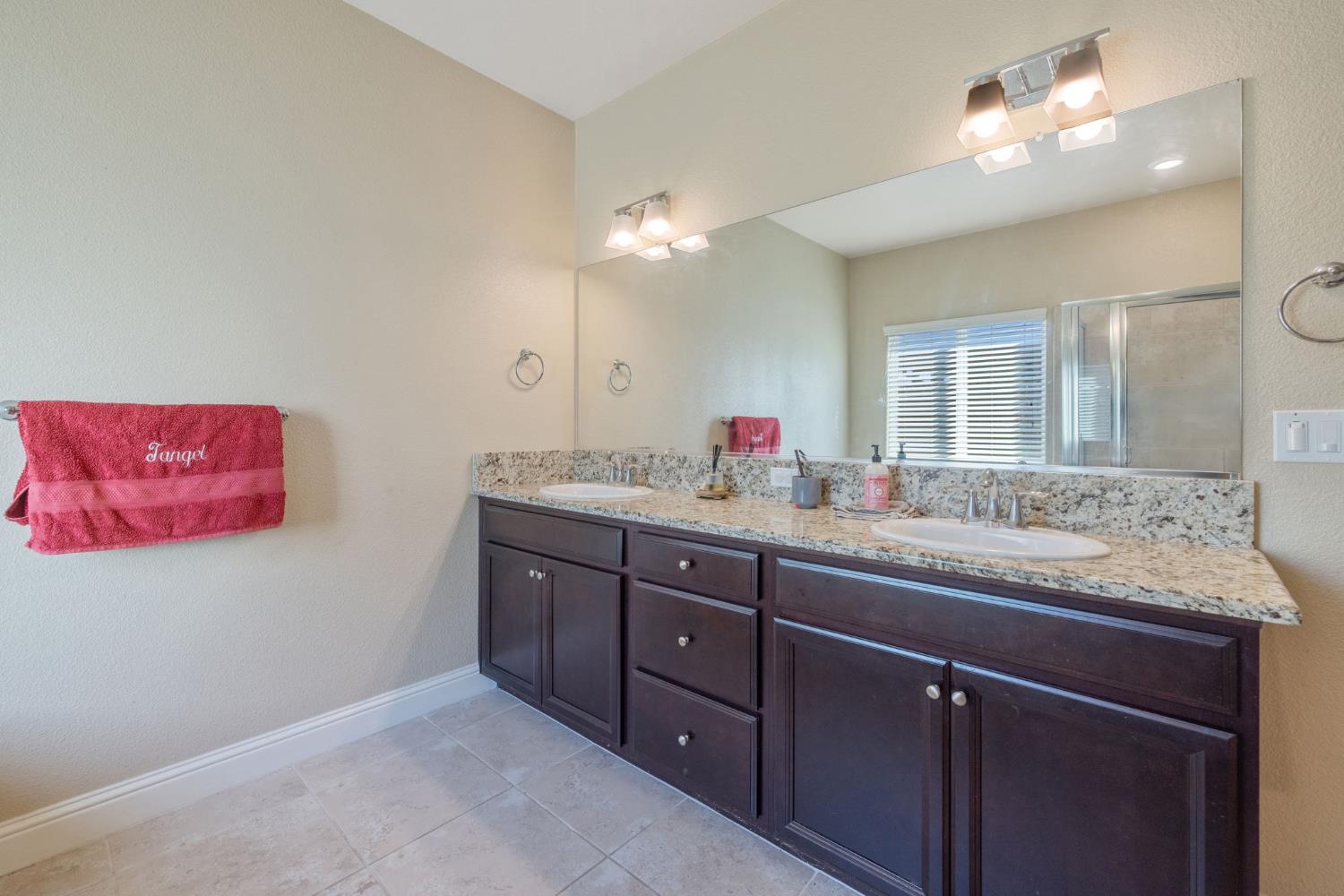 2521 N Fontana St, Visalia, CA 93291
