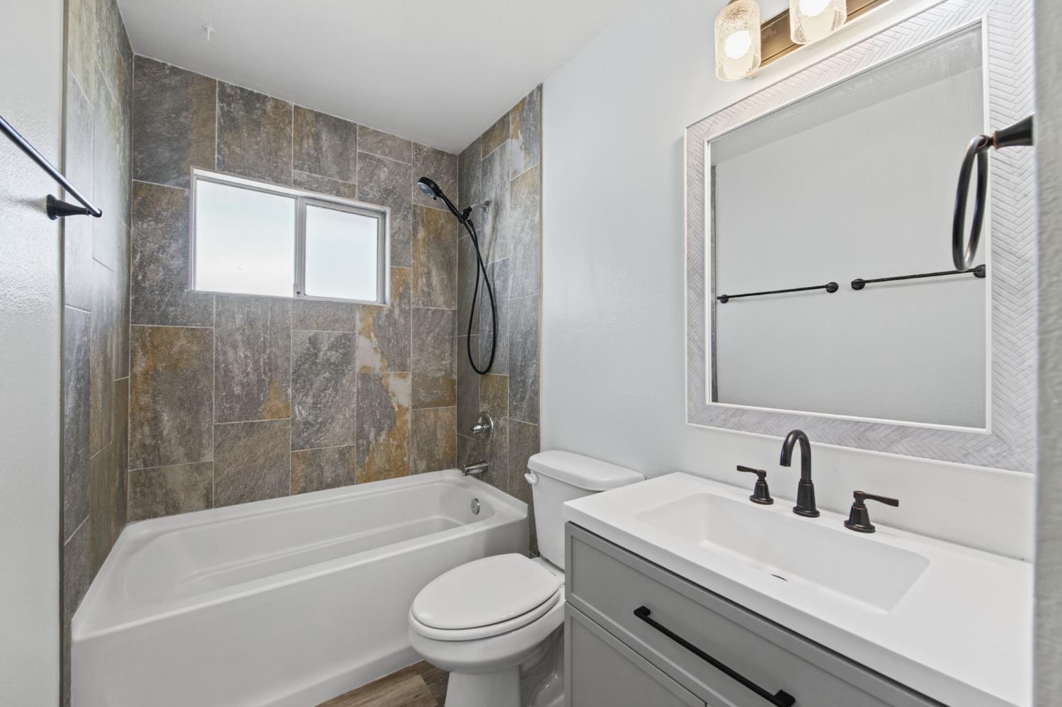 10129 Heath St, Hanford, CA 93230