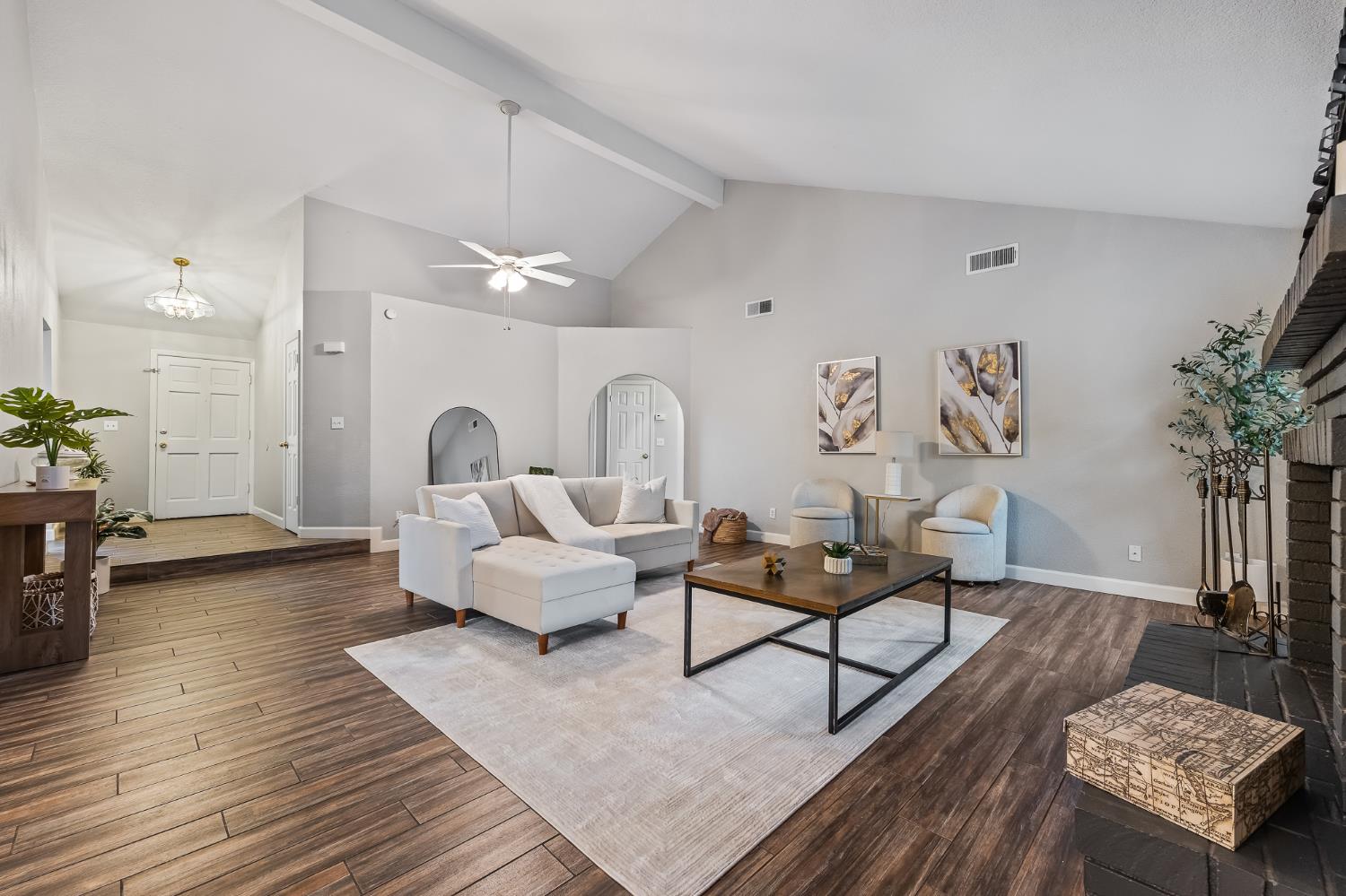 8425 N 8Th St, Fresno, CA 93720