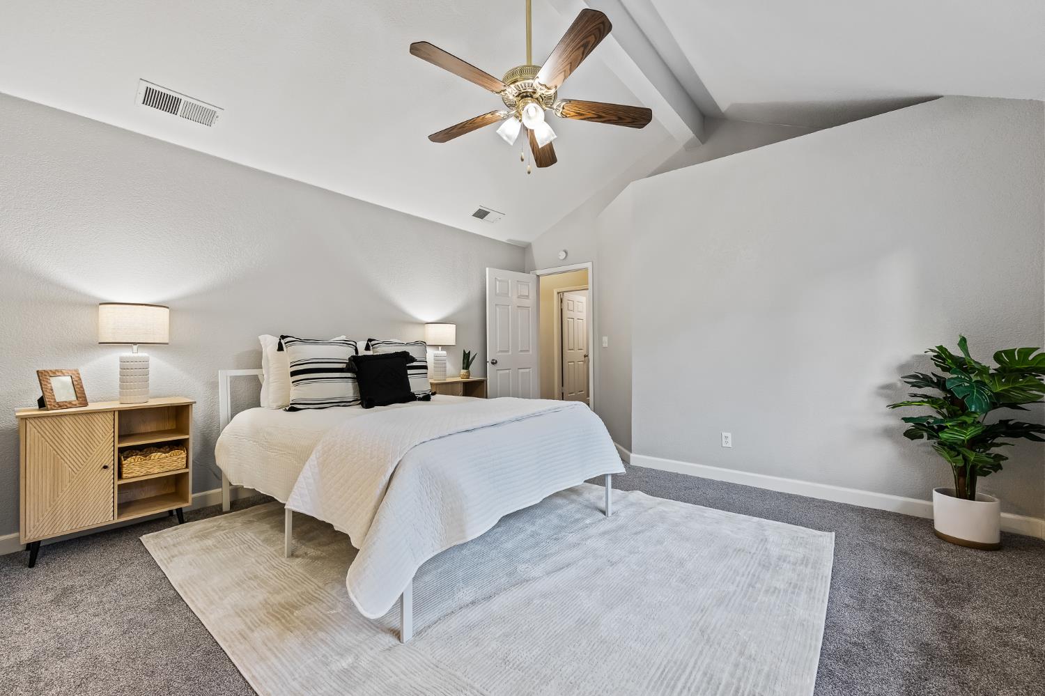 8425 N 8Th St, Fresno, CA 93720