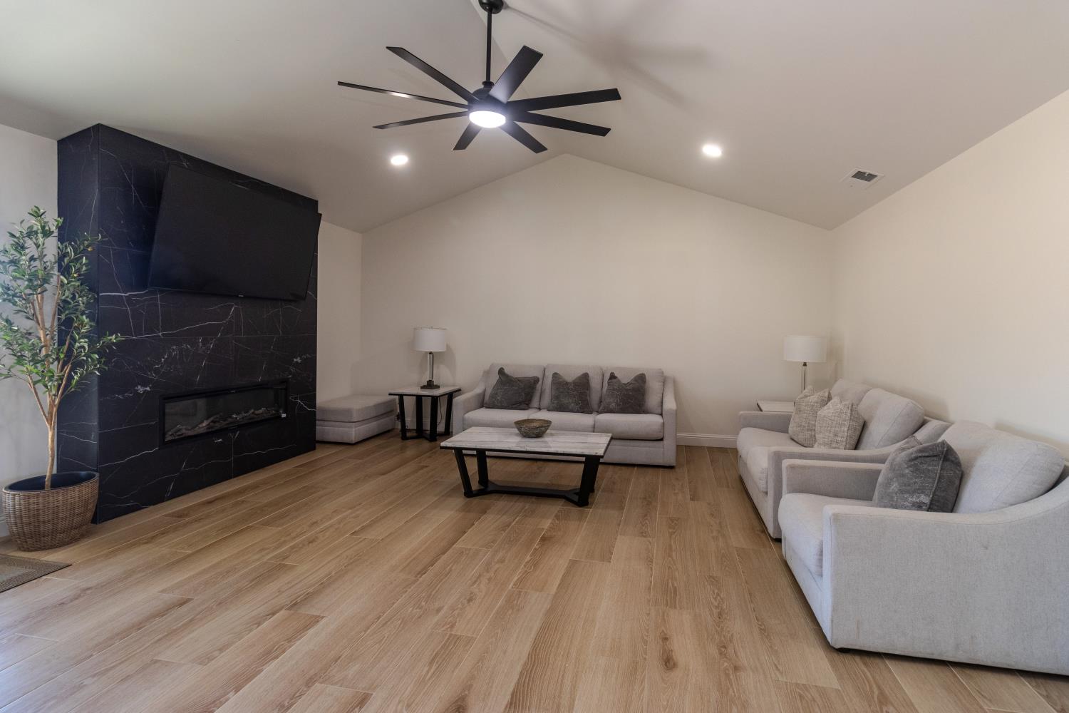 10858 N Armstrong Ave, Clovis, CA 93619