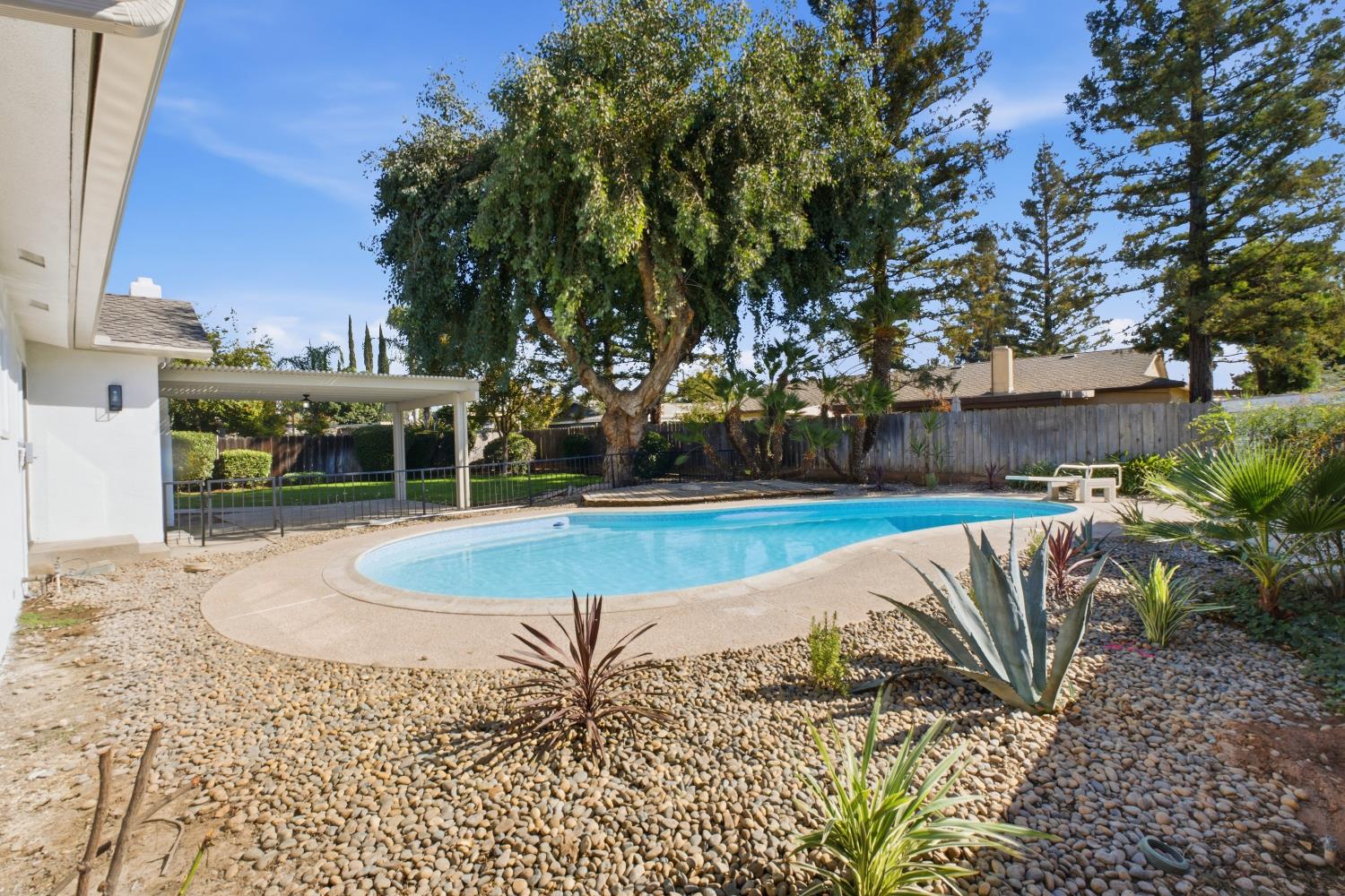 1553 W Palo Alto Ave, Fresno, CA 93711