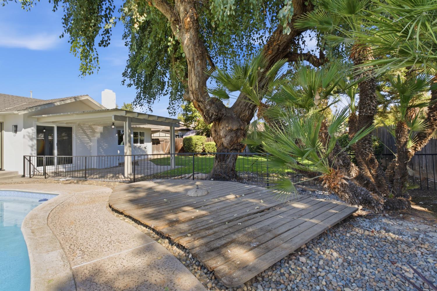 1553 W Palo Alto Ave, Fresno, CA 93711