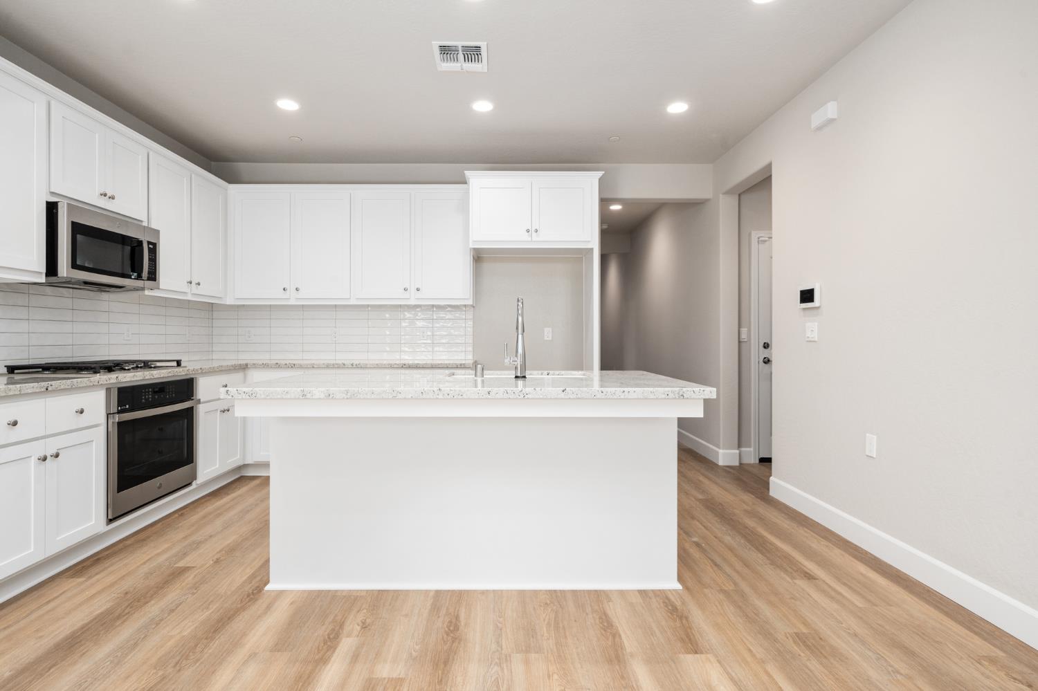 958 Ponderosa Way W, Madera, CA 93636