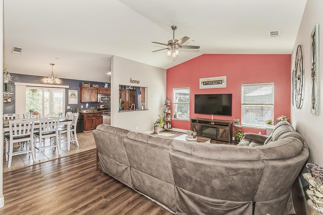2070 Park Ave, Sanger, CA 93657