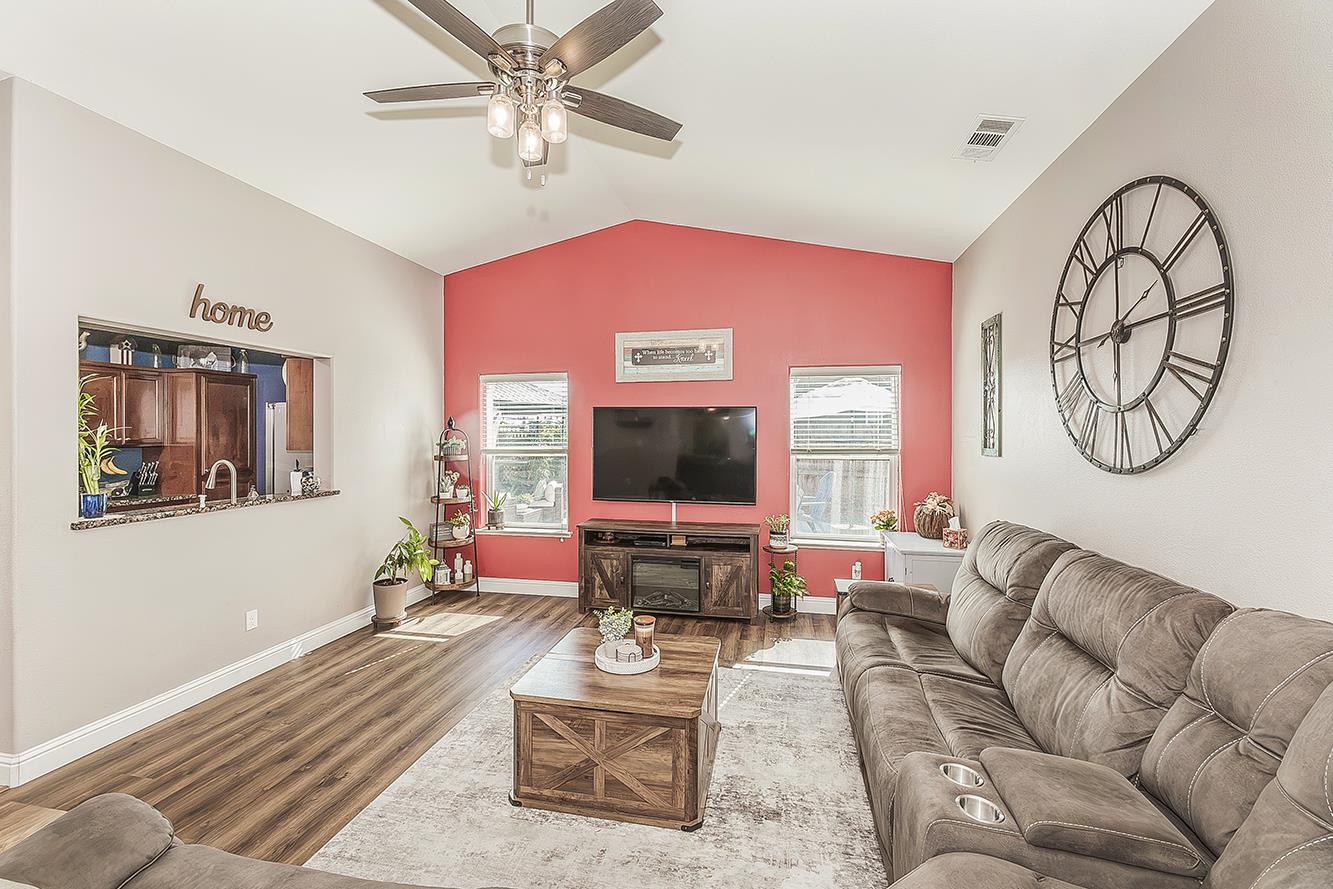 2070 Park Ave, Sanger, CA 93657