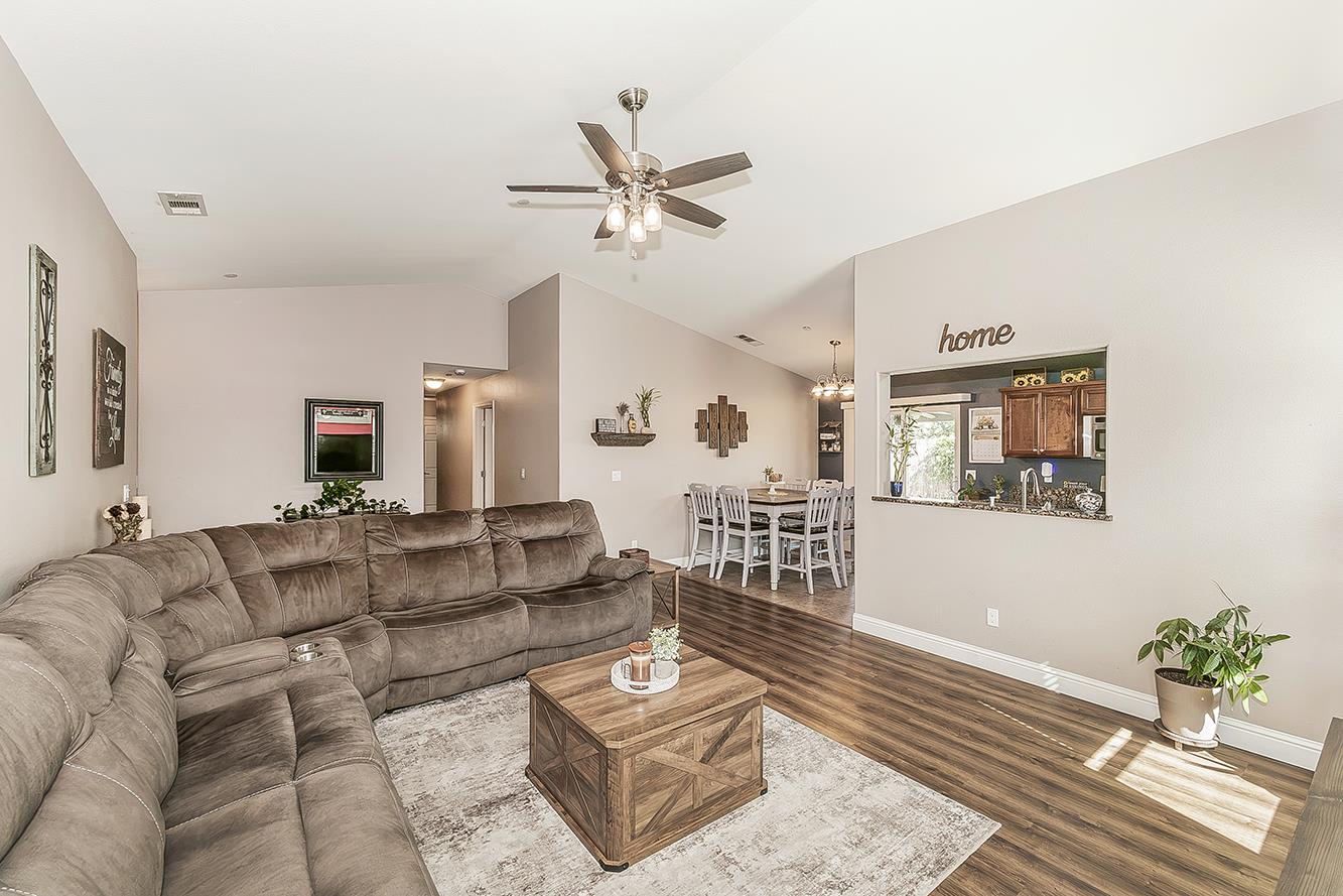 2070 Park Ave, Sanger, CA 93657