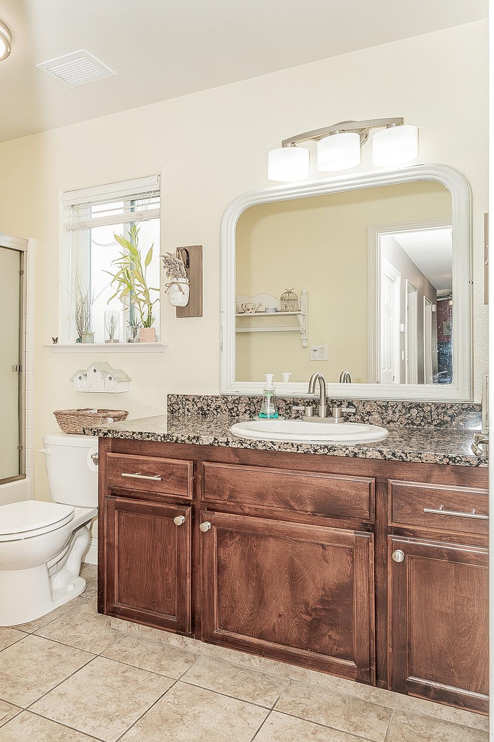 2070 Park Ave, Sanger, CA 93657
